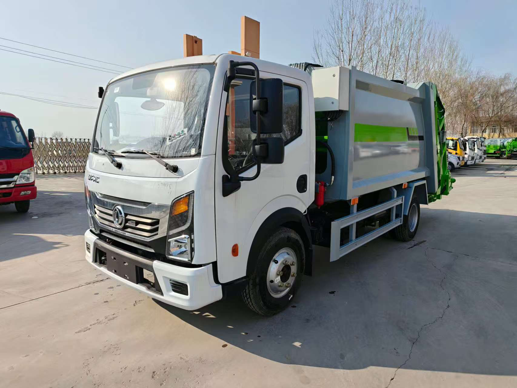 Factory-Direct Customizable Diesel 4x2 Engine Garbage Compactor Truck Barrelized Domestic Waste Collection
