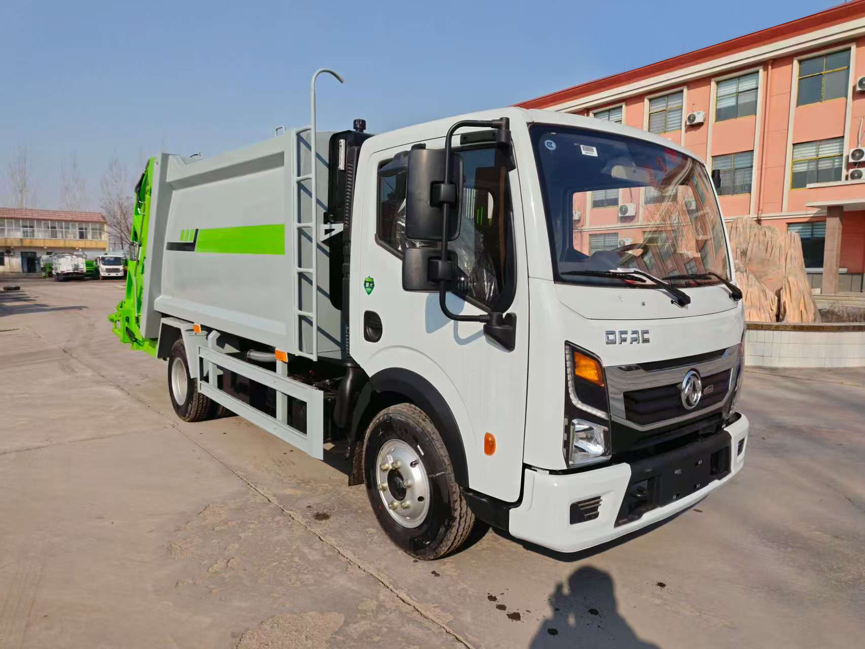 Factory-Direct Customizable Diesel 4x2 Engine Garbage Compactor Truck Barrelized Domestic Waste Collection