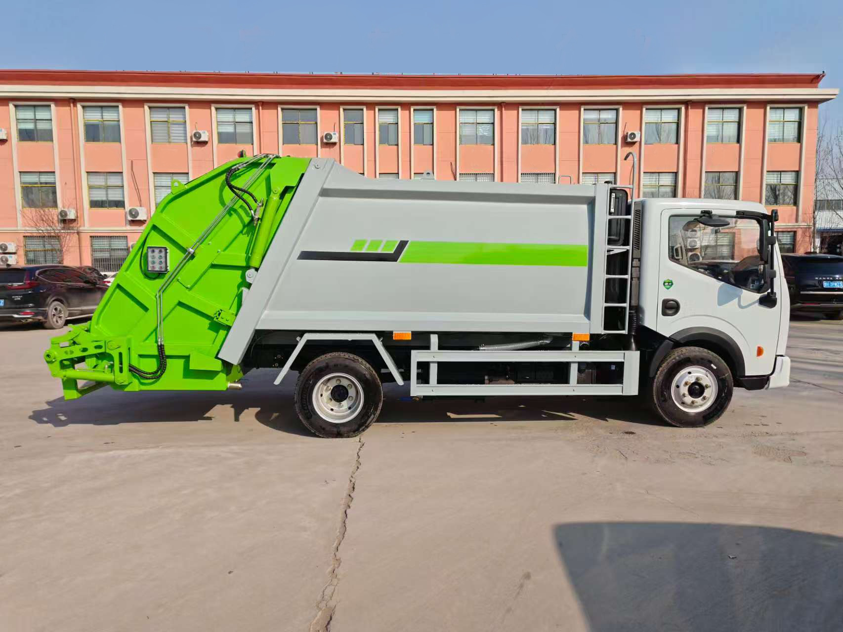 Factory-Direct Customizable Diesel 4x2 Engine Garbage Compactor Truck Barrelized Domestic Waste Collection