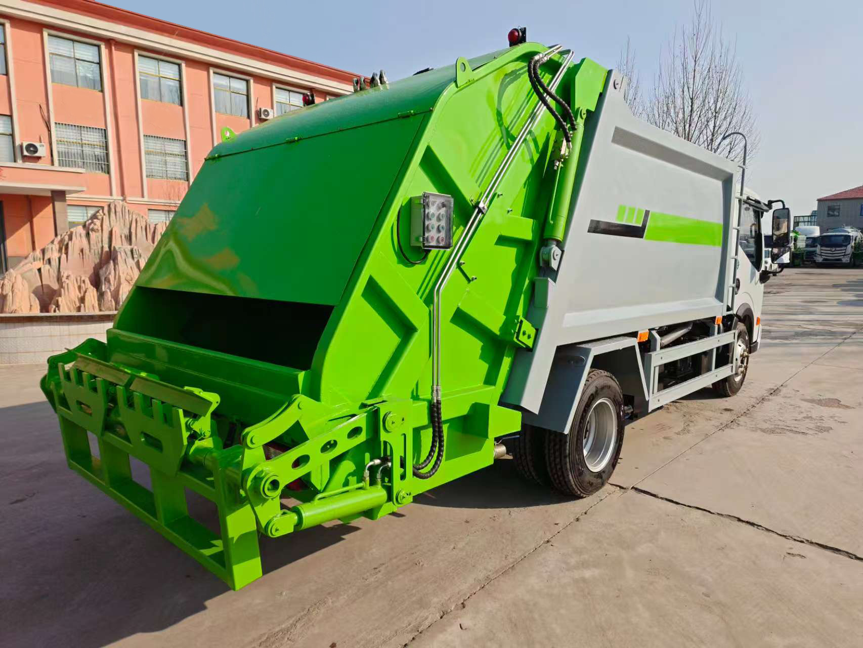 Factory-Direct Customizable Diesel 4x2 Engine Garbage Compactor Truck Barrelized Domestic Waste Collection