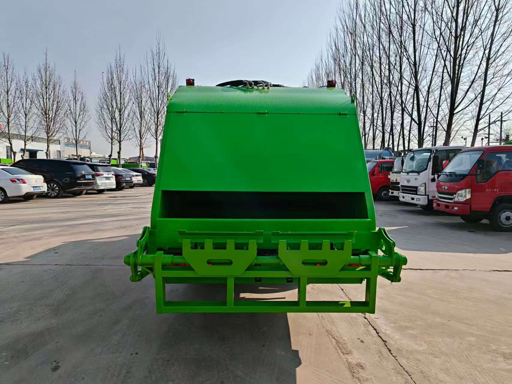 Factory-Direct Customizable Diesel 4x2 Engine Garbage Compactor Truck Barrelized Domestic Waste Collection
