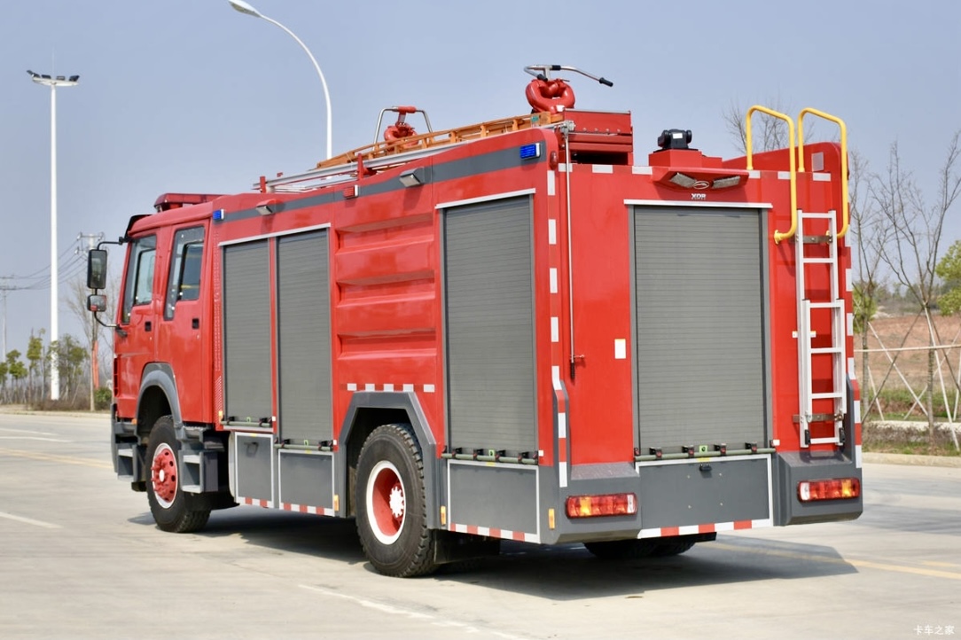 China Manufacturer Diesel Pumper Water Tanker Fire Rescue Truck with 7001-10000L Capacity for Wildland Firefighting