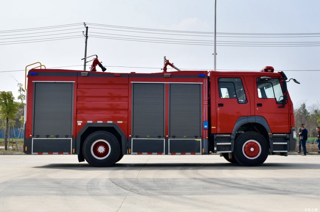 China Manufacturer Diesel Pumper Water Tanker Fire Rescue Truck with 7001-10000L Capacity for Wildland Firefighting
