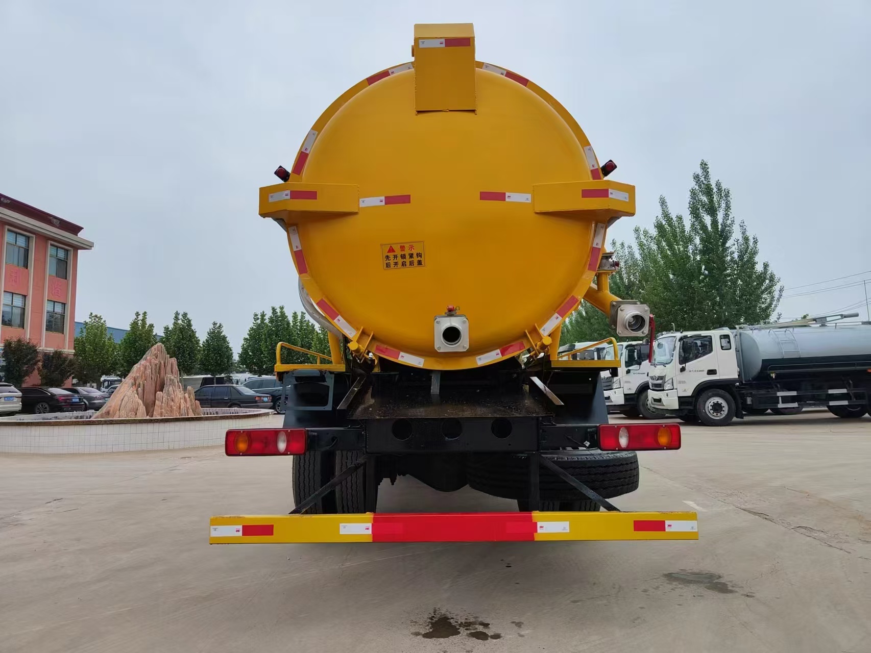 XND Vacuum Sewage Truck-14m Capacity Engine Diesel Euro 3 150-250hp for Municipal Sewage Cleaning | Customizable