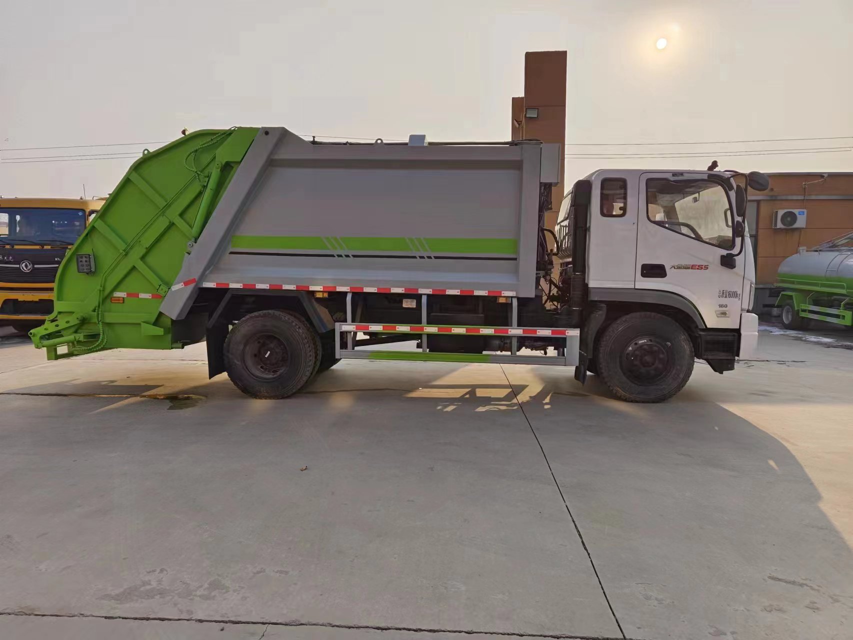 Factory Direct Sale Foton PLC Controlled 4x2 Diesel Engine Garbage Compactor Truck Euro 3 Emission Manual Transmission 16000kg