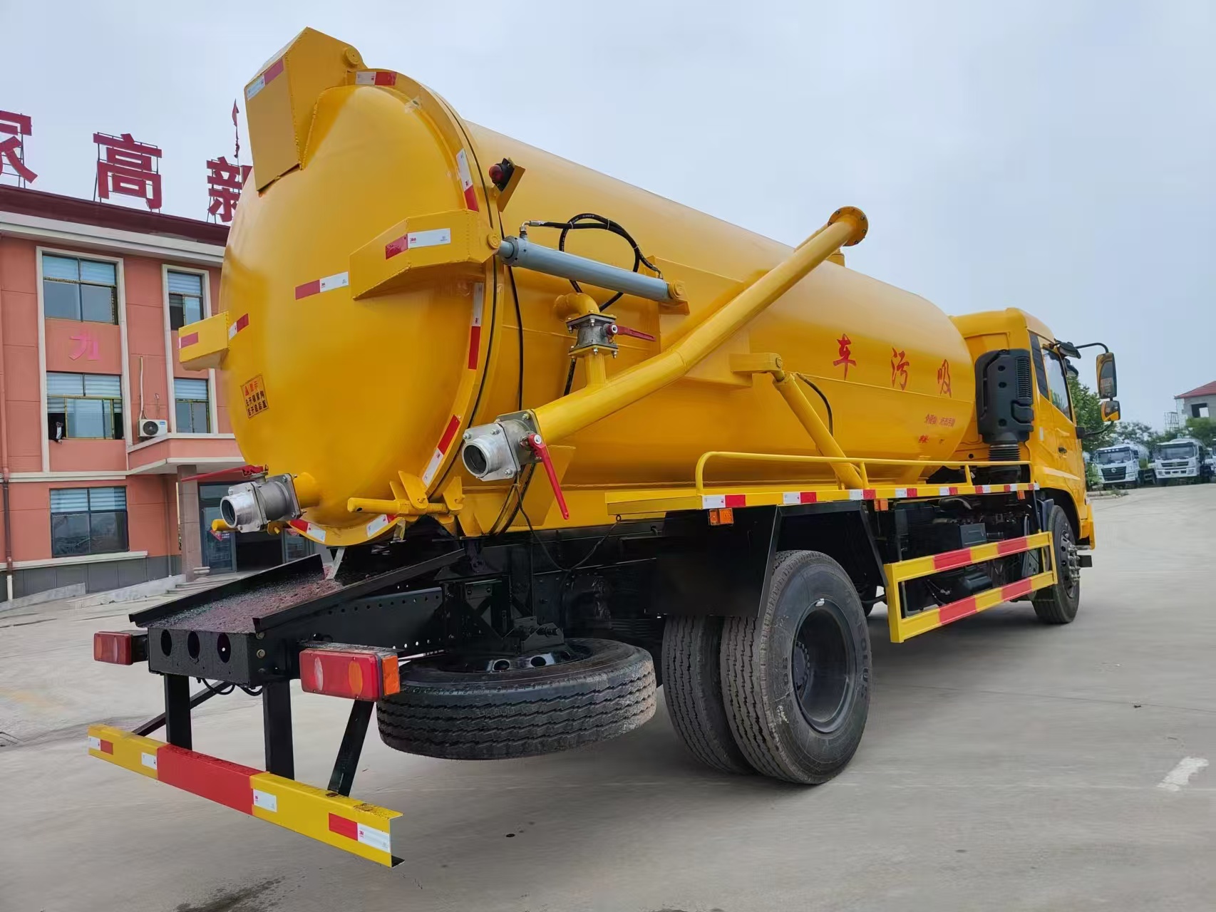 XND Vacuum Sewage Truck-14m Capacity Engine Diesel Euro 3 150-250hp for Municipal Sewage Cleaning | Customizable