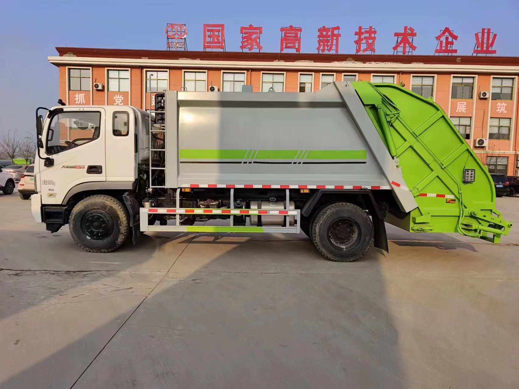 Factory Direct Sale Foton PLC Controlled 4x2 Diesel Engine Garbage Compactor Truck Euro 3 Emission Manual Transmission 16000kg