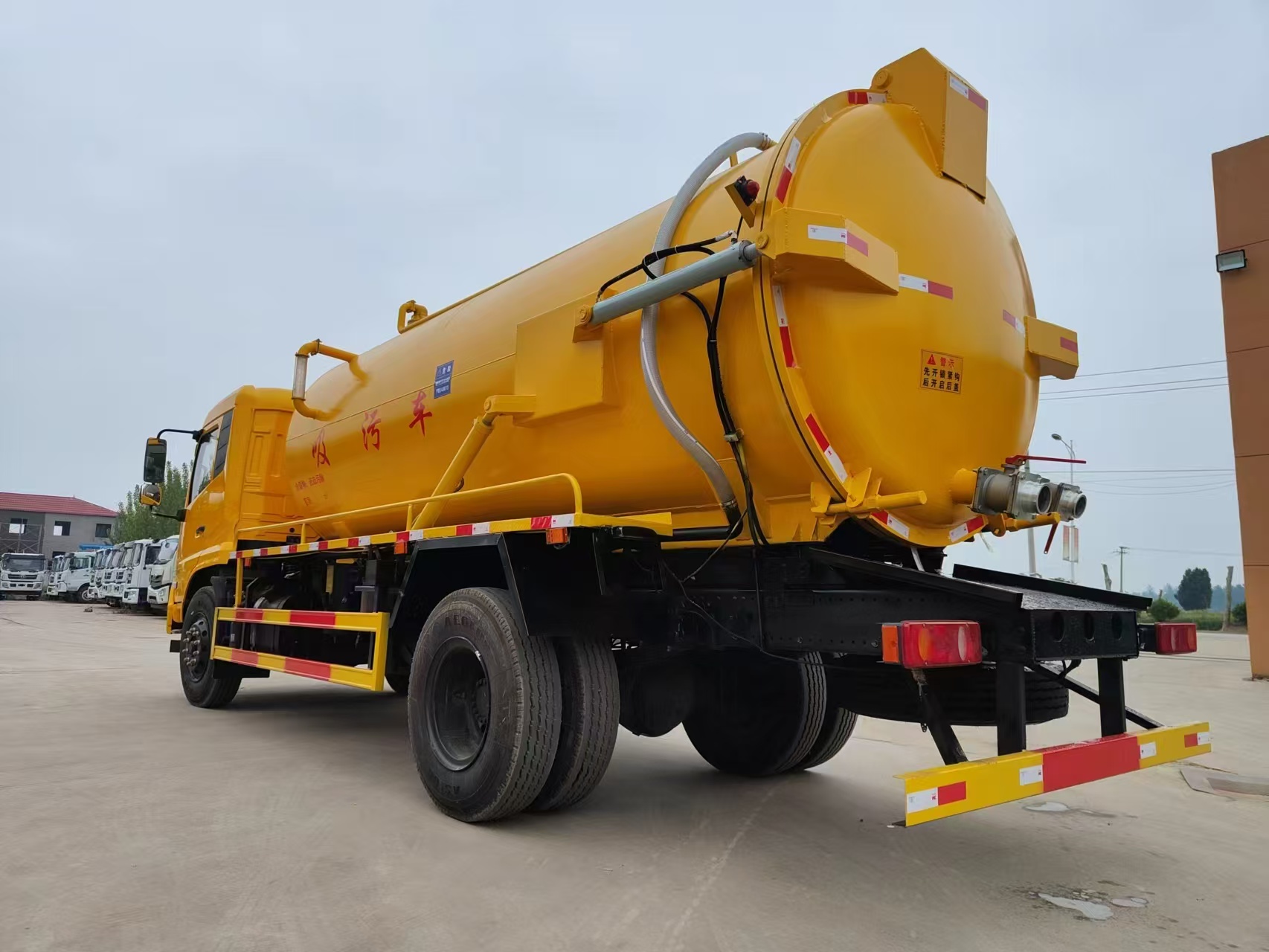 XND Vacuum Sewage Truck-14m Capacity Engine Diesel Euro 3 150-250hp for Municipal Sewage Cleaning | Customizable