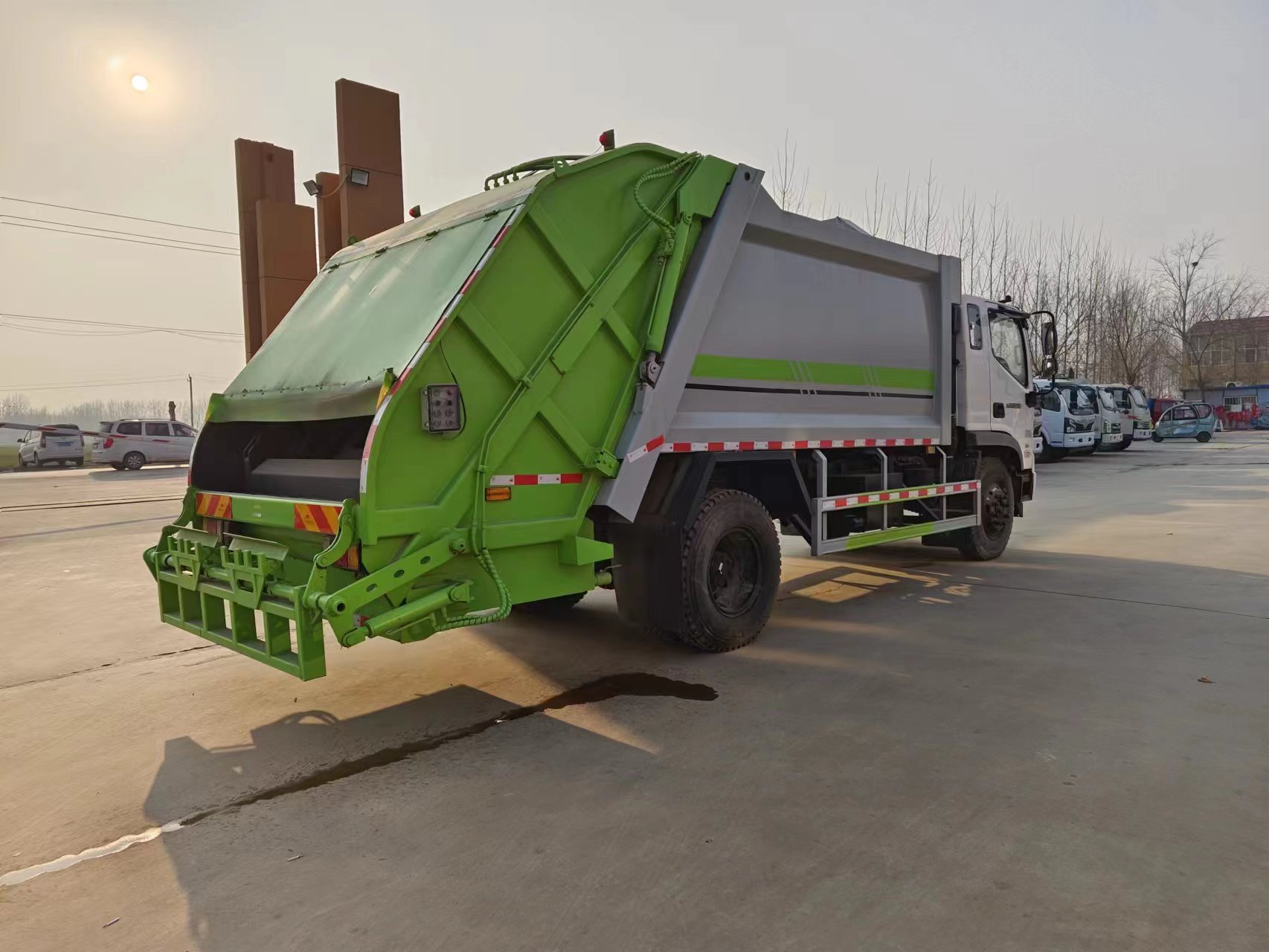 Factory Direct Sale Foton PLC Controlled 4x2 Diesel Engine Garbage Compactor Truck Euro 3 Emission Manual Transmission 16000kg
