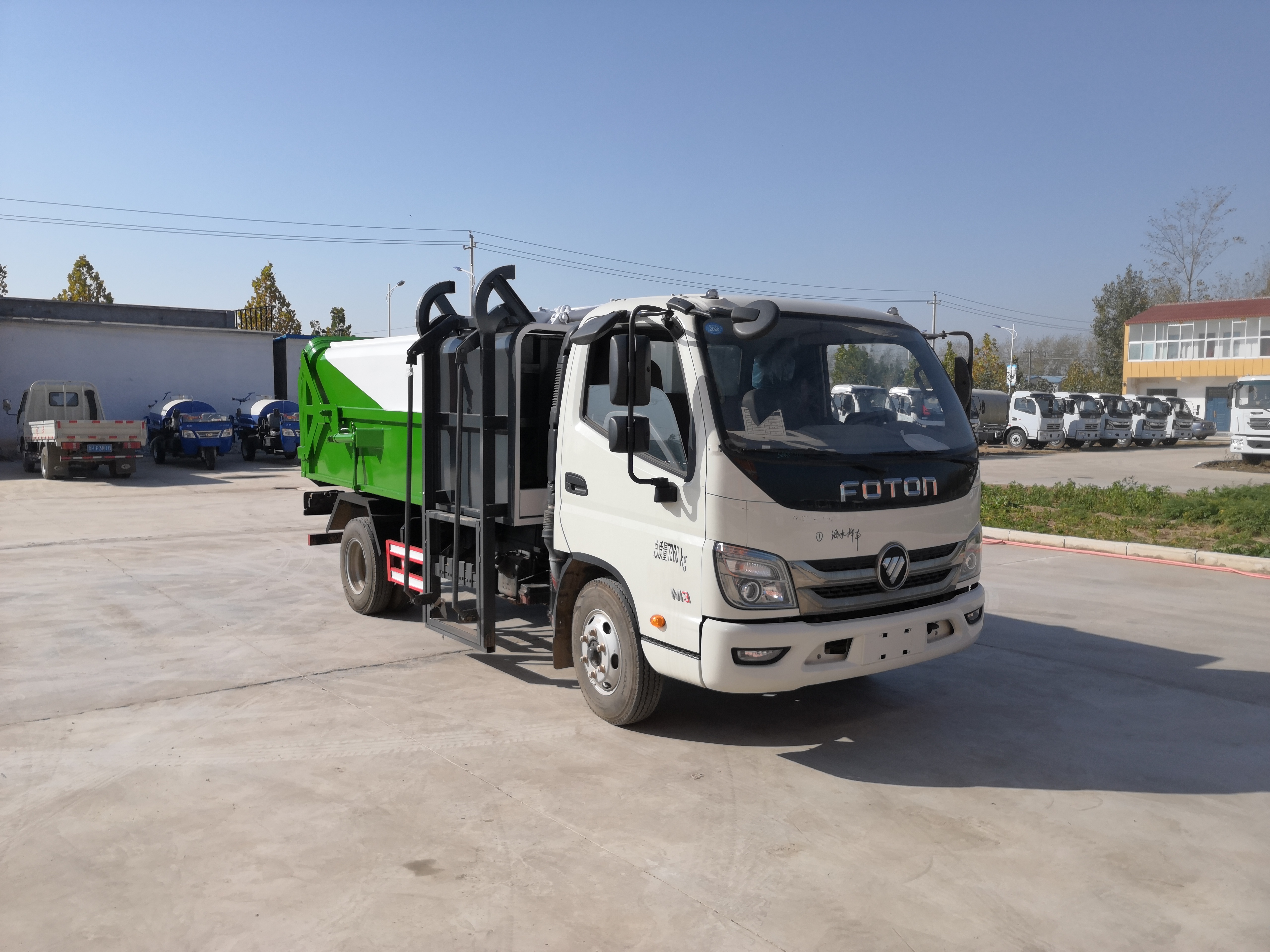 7 Cubic Meters New High-quality 4x2 Manual Diesel Engine Hanging Bucket Recycling Garbage Truck Customizable
