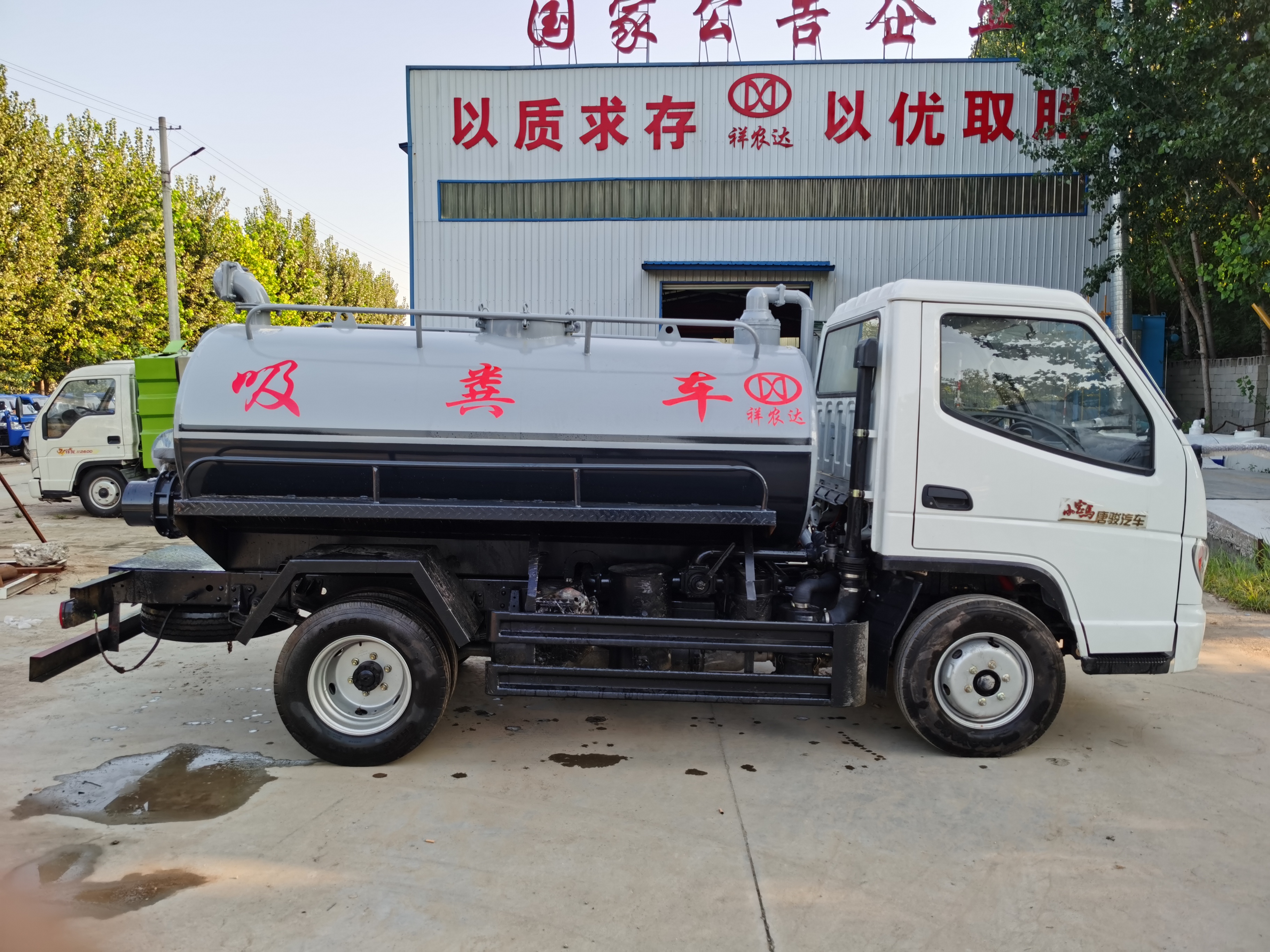New High-quality Euro 3 Emission Manual Transmission Diesel  Vacuum Septic Truck 4x2 Low-power Vacuum Truck