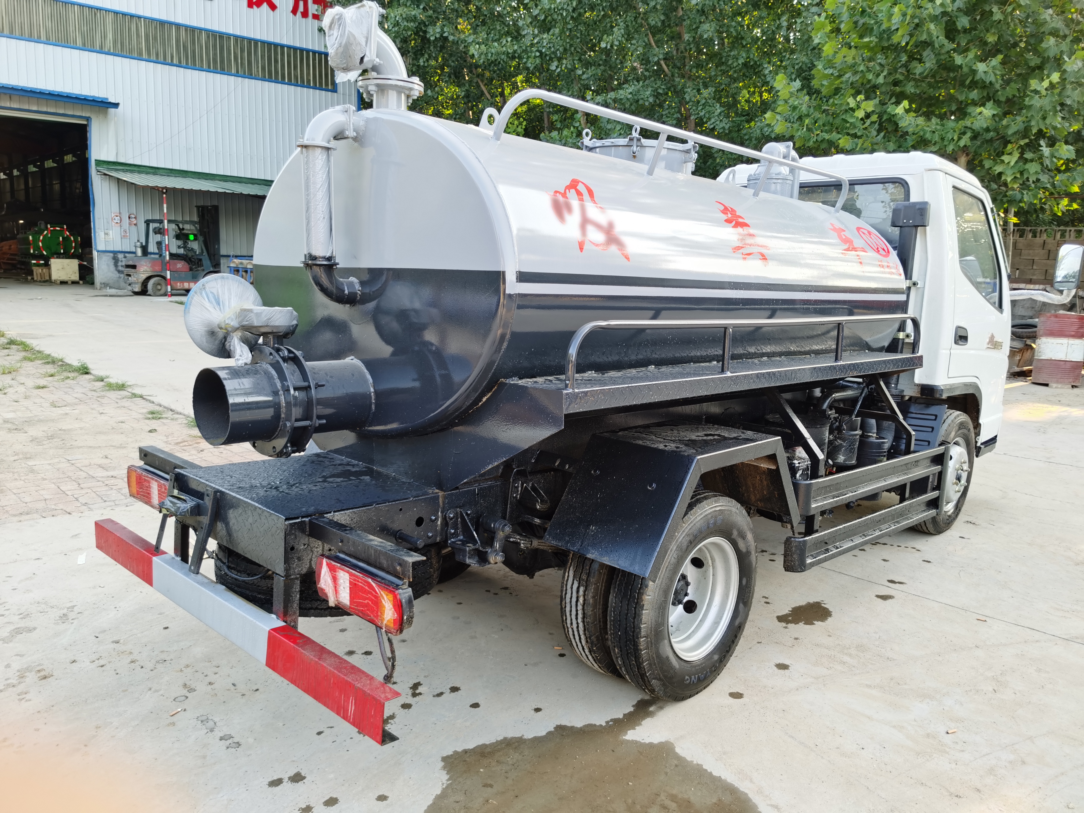 New High-quality Euro 3 Emission Manual Transmission Diesel  Vacuum Septic Truck 4x2 Low-power Vacuum Truck