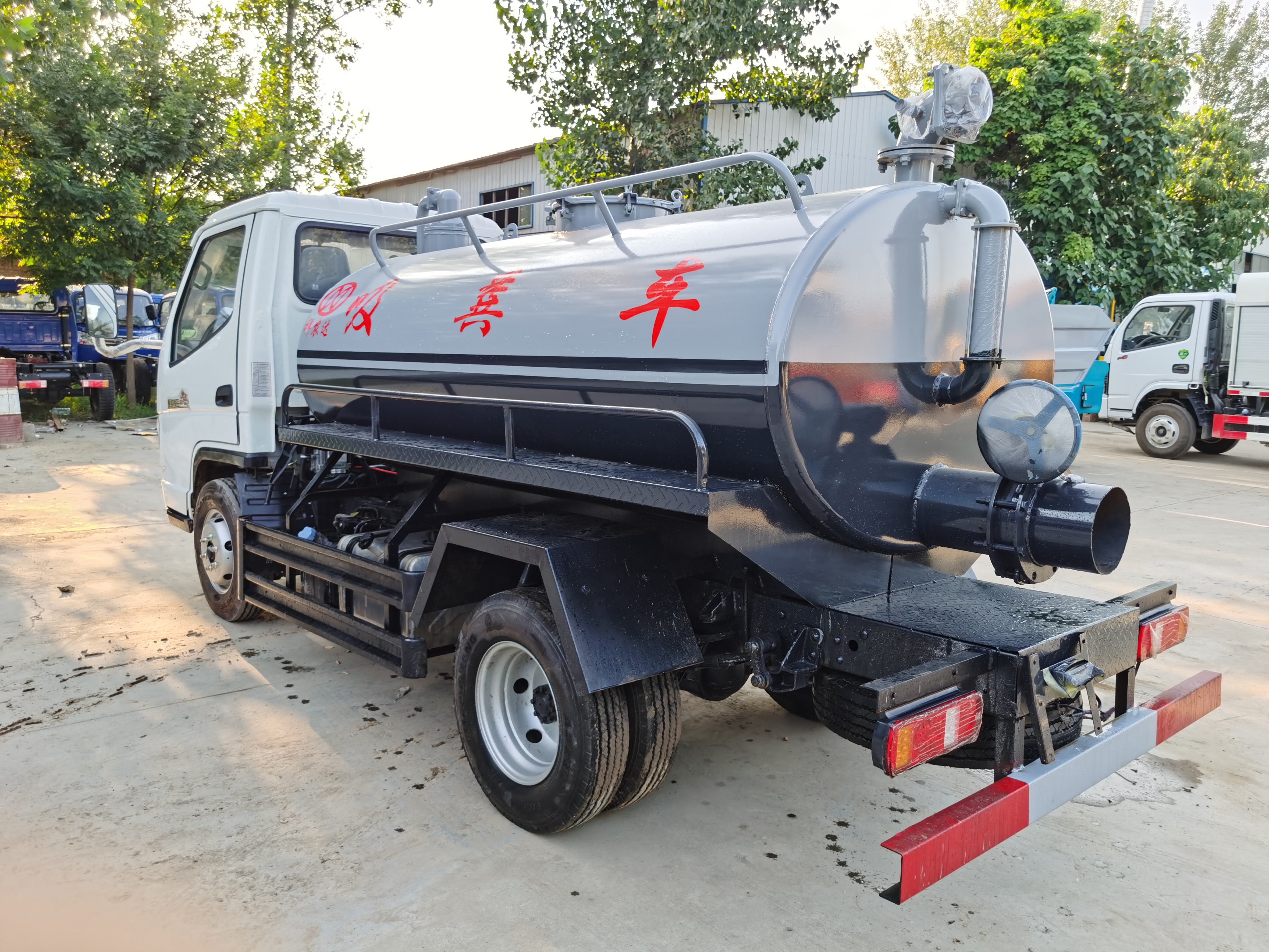 New High-quality Euro 3 Emission Manual Transmission Diesel  Vacuum Septic Truck 4x2 Low-power Vacuum Truck