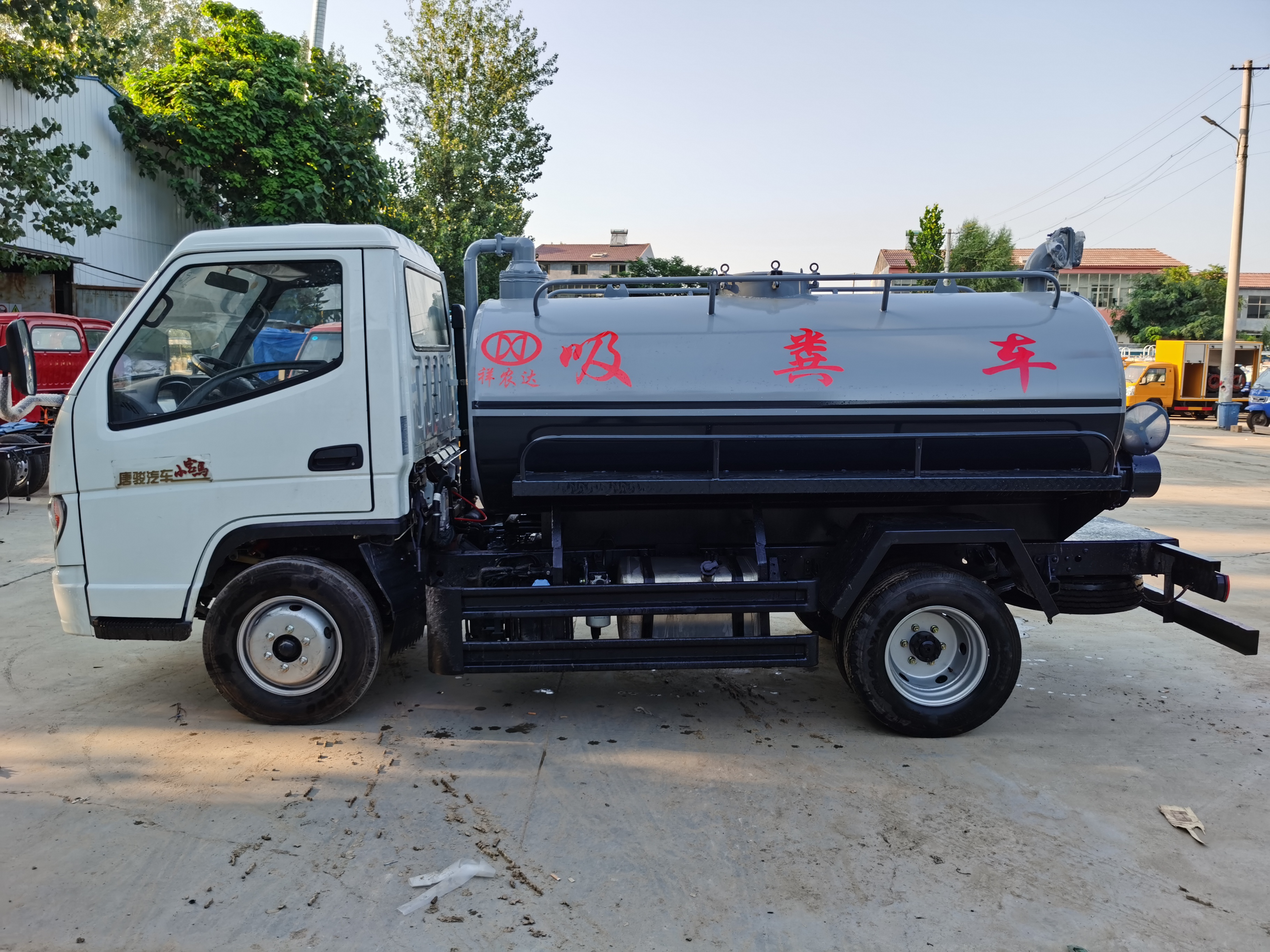 New High-quality Euro 3 Emission Manual Transmission Diesel  Vacuum Septic Truck 4x2 Low-power Vacuum Truck
