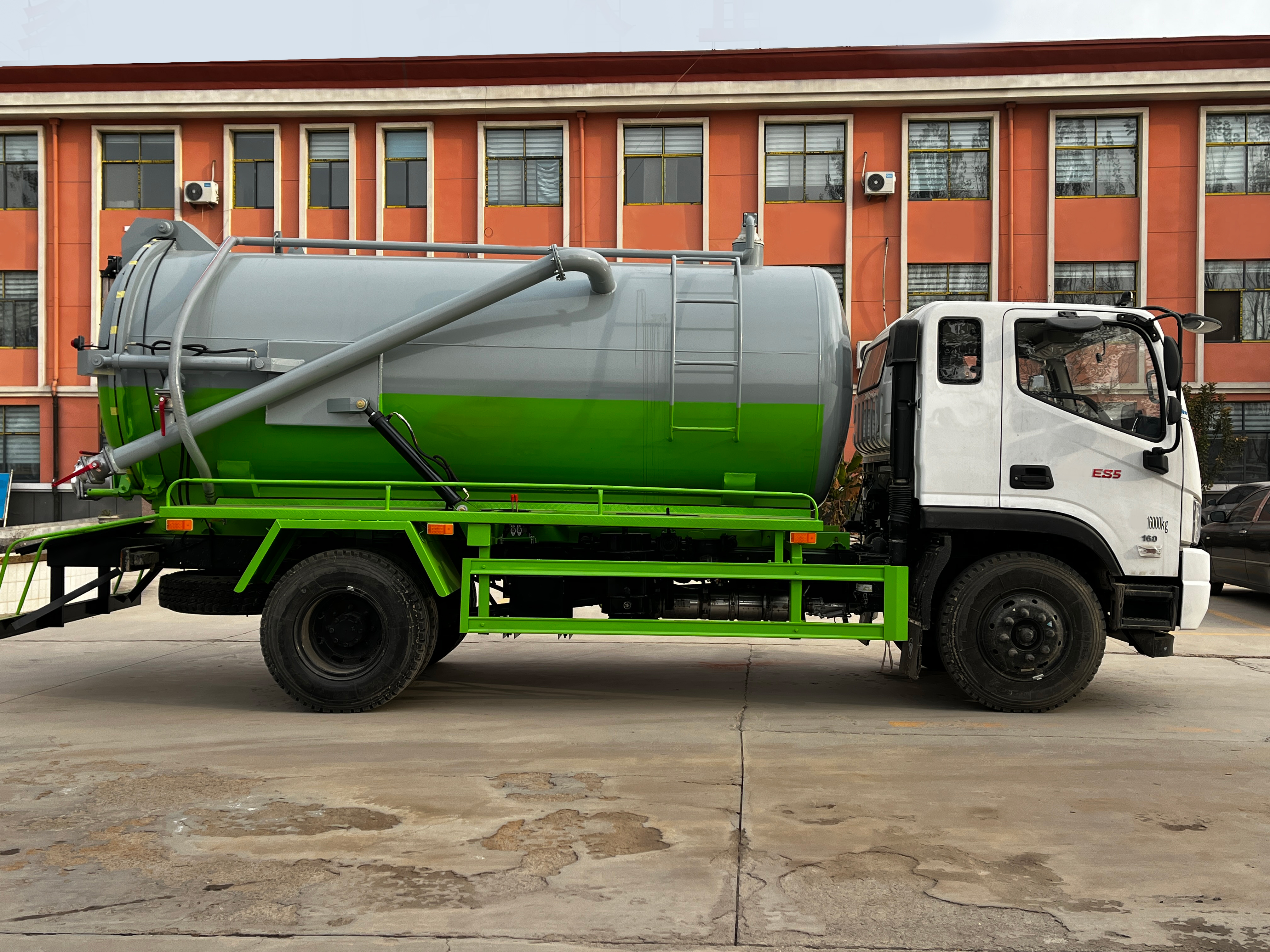 Foton Vacuum Sewage  Truck-8m Capacity Vacuum Pump Diesel Euro 3 150-250hp for Municipal Sewage Cleaning | Customizable