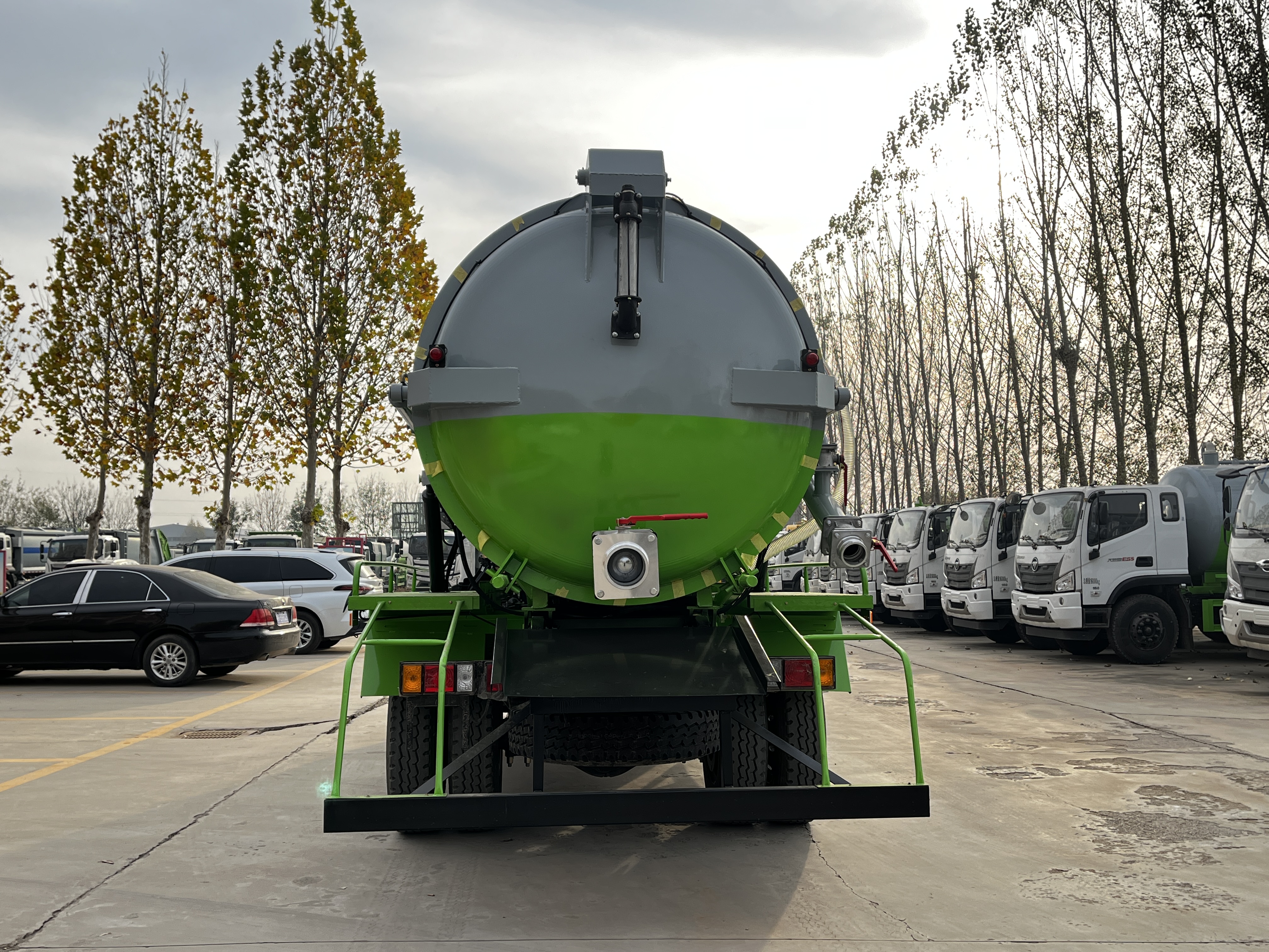 Foton Vacuum Sewage  Truck-8m Capacity Vacuum Pump Diesel Euro 3 150-250hp for Municipal Sewage Cleaning | Customizable