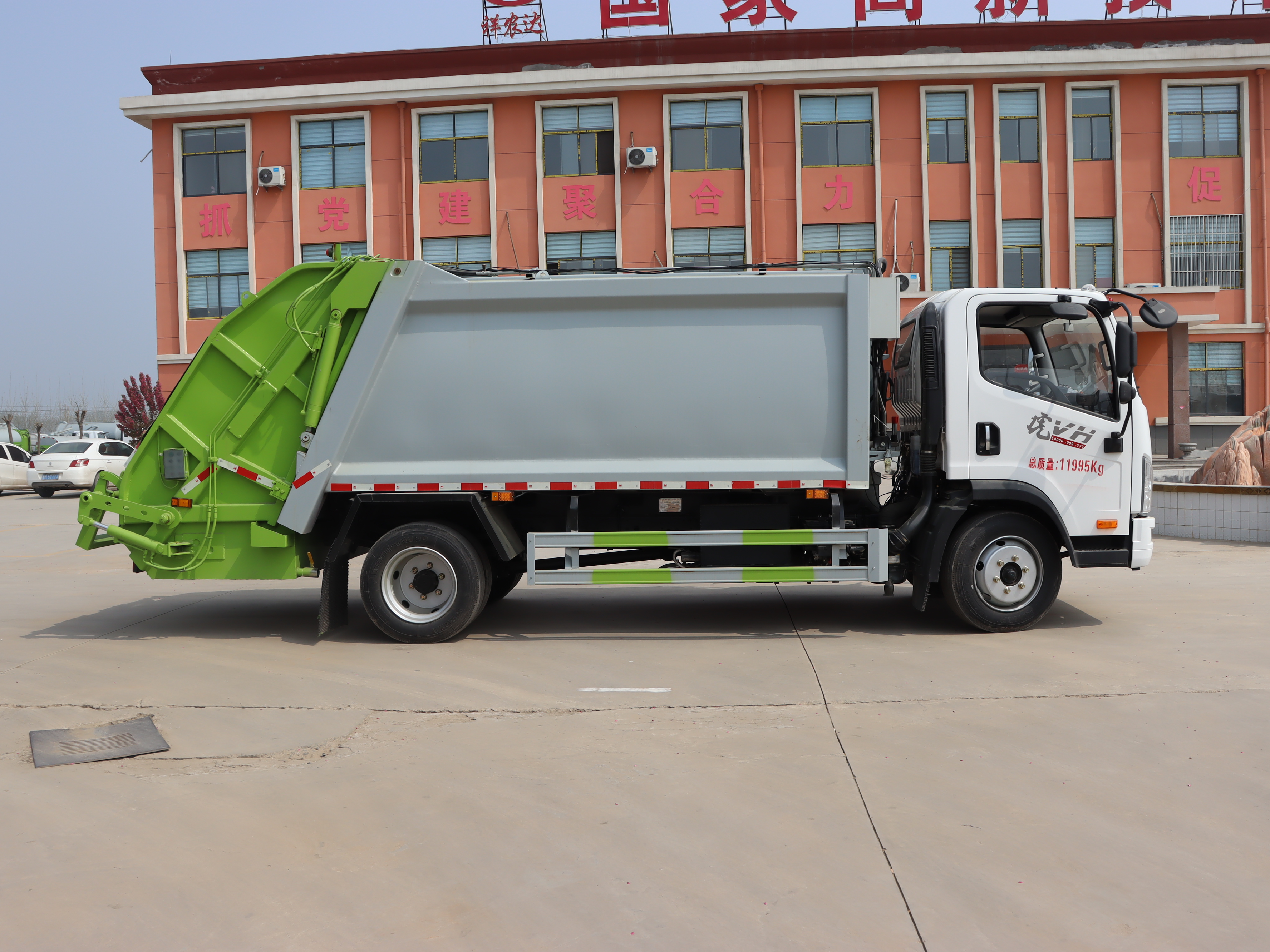 FAW Jiefanghu VH 4x2 Manual Rear Loading Garbage Compactor Truck-8-12 Cubic Meters for Efficient Municipal Waste Collection