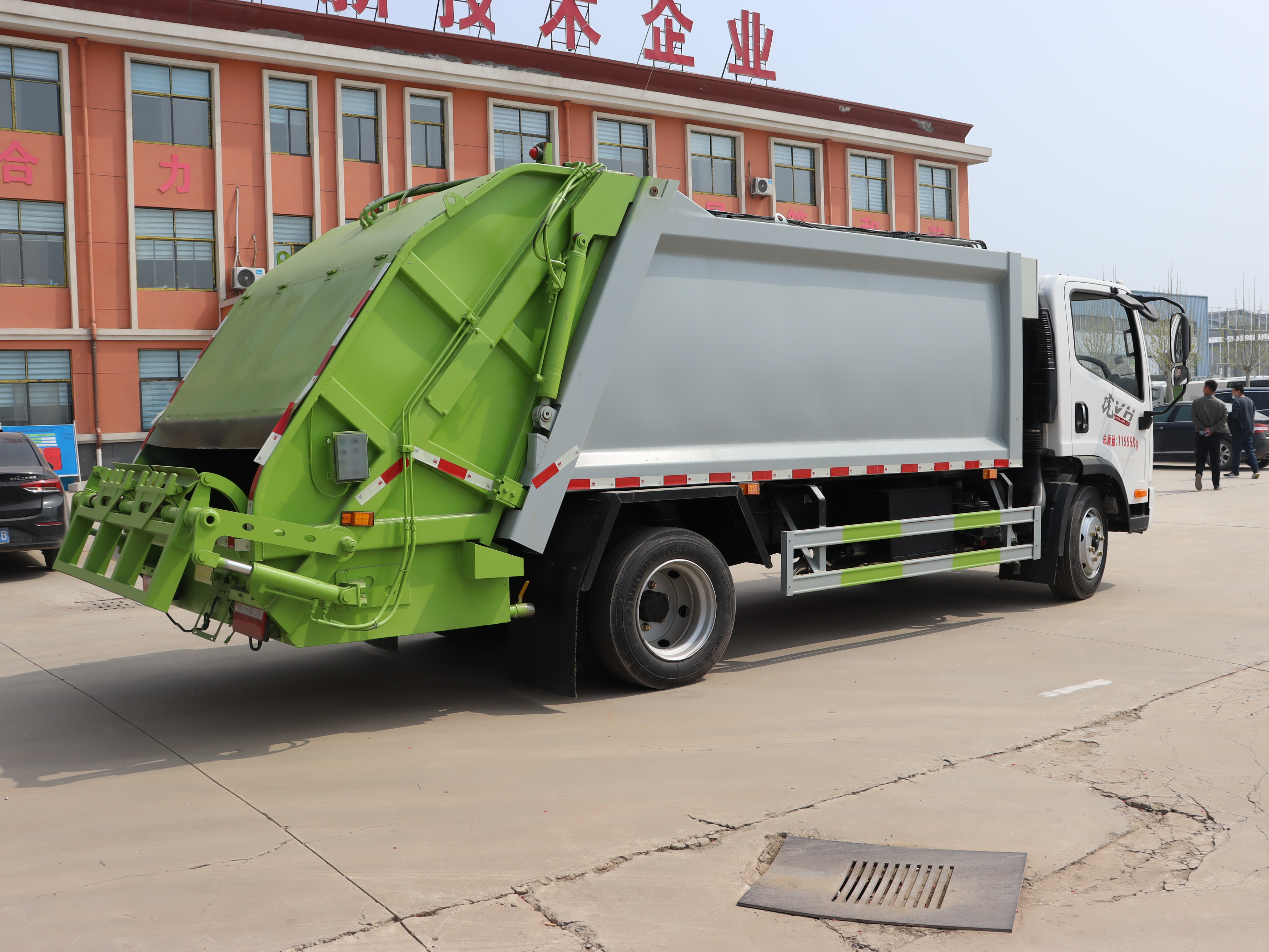 FAW Jiefanghu VH 4x2 Manual Rear Loading Garbage Compactor Truck-8-12 Cubic Meters for Efficient Municipal Waste Collection