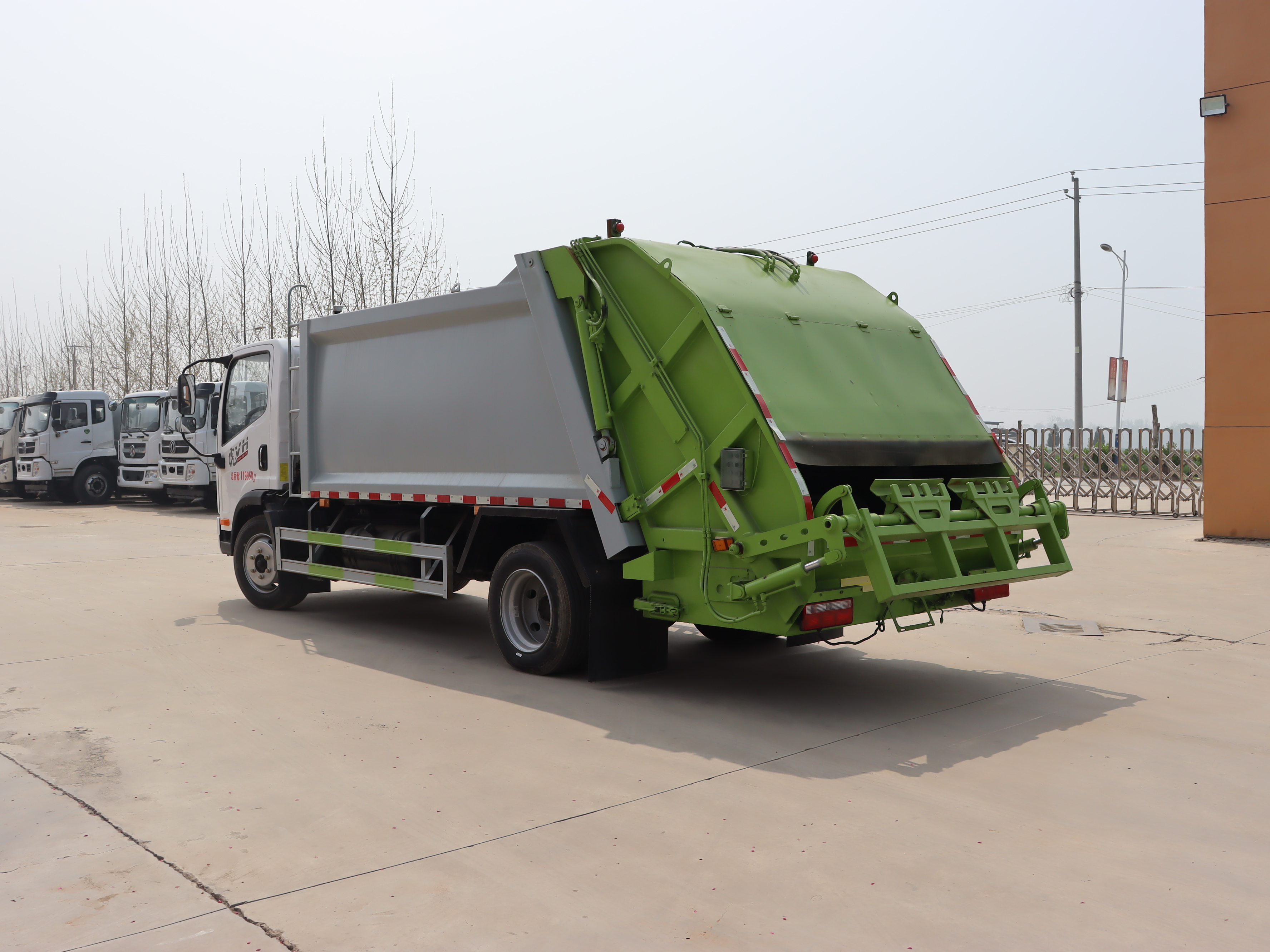 FAW Jiefanghu VH 4x2 Manual Rear Loading Garbage Compactor Truck-8-12 Cubic Meters for Efficient Municipal Waste Collection