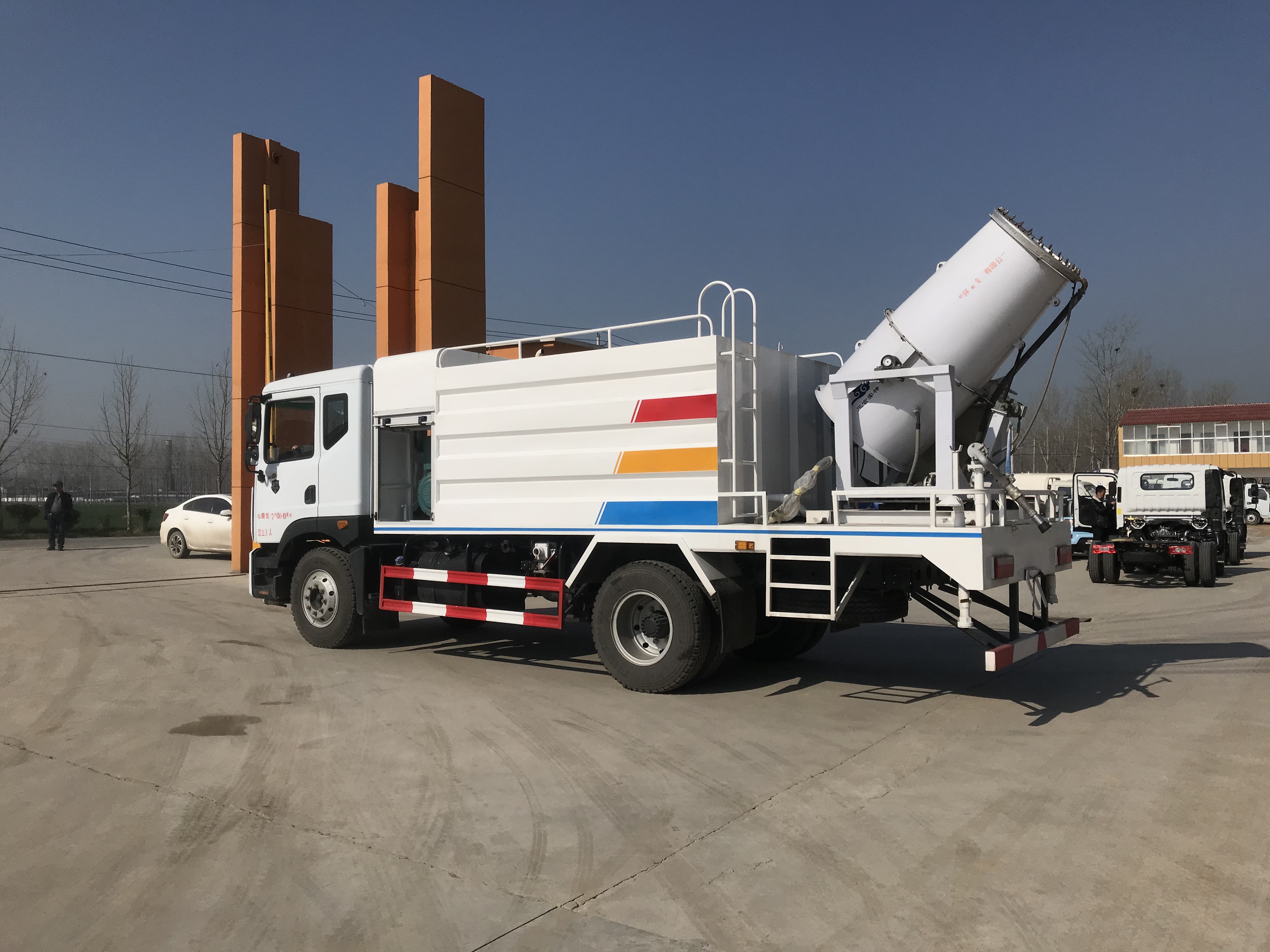 18-Ton Water Tank Truck Customizable Mist Sprayer Vehicle Fine Atomized Particles Diesel Engine Motor 4x2 EURO 5 Emission Direct