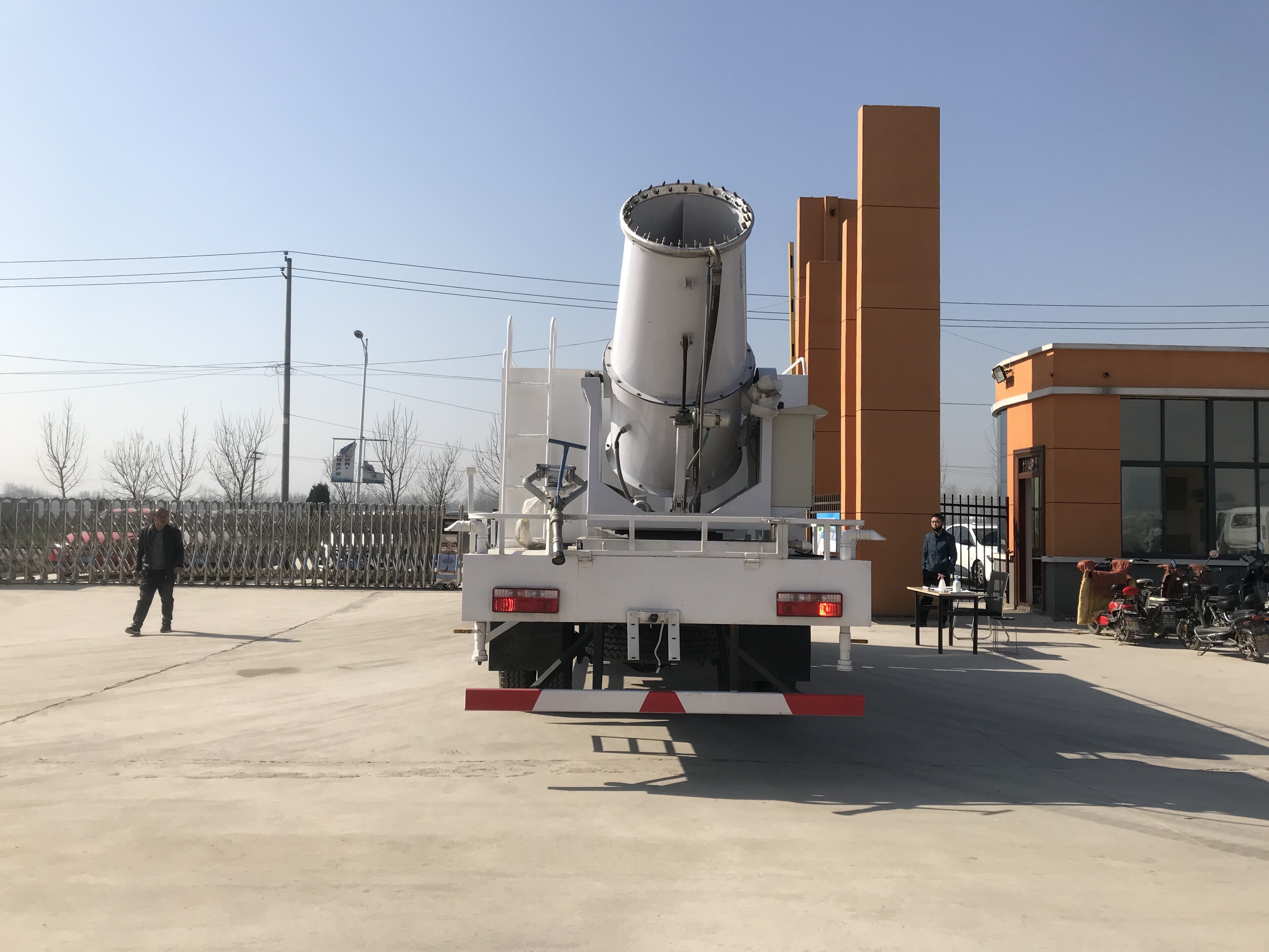 18-Ton Water Tank Truck Customizable Mist Sprayer Vehicle Fine Atomized Particles Diesel Engine Motor 4x2 EURO 5 Emission Direct