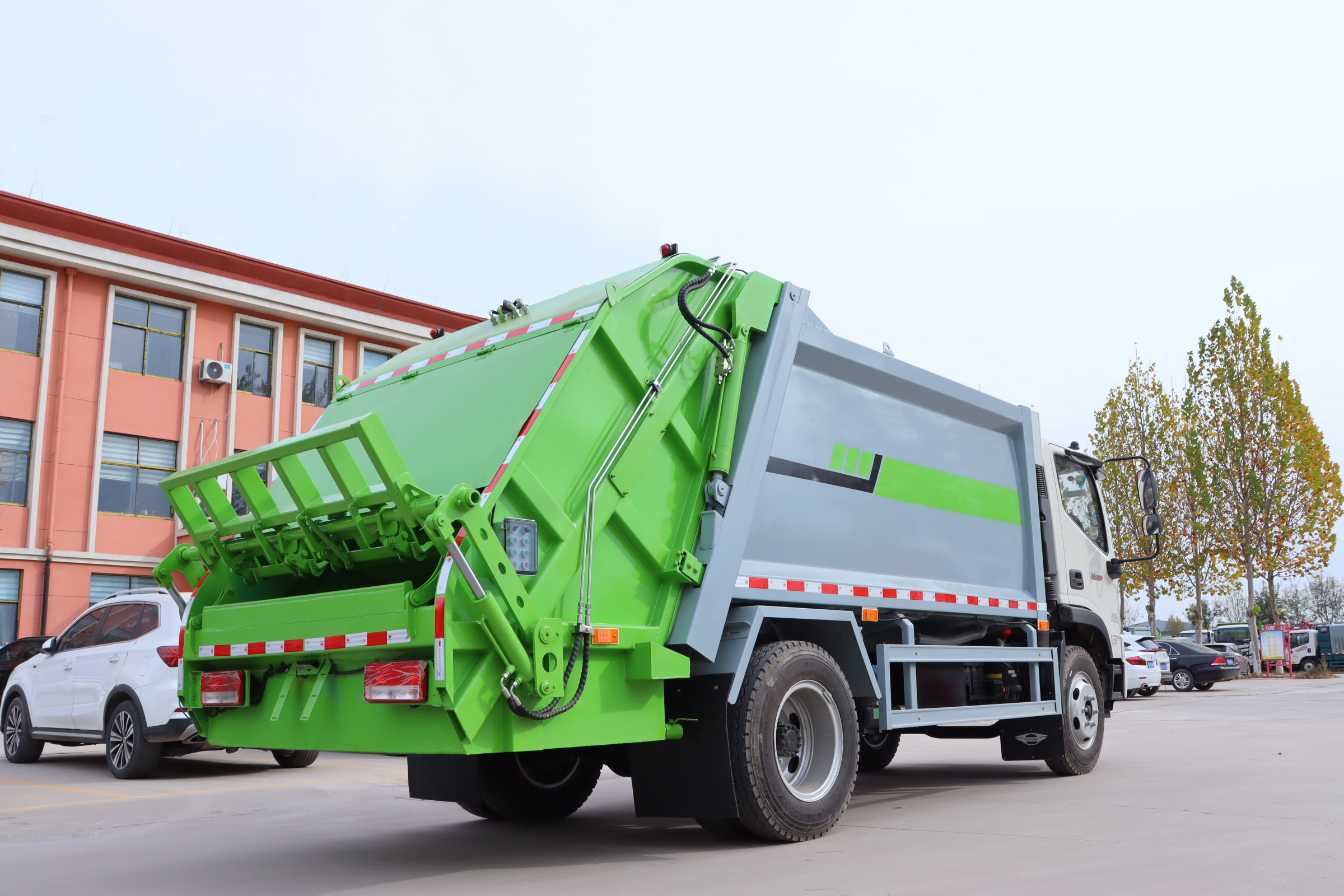 Factory-Direct Customizable XND Futian Garbage Compactor Truck Diesel Engine Euro 3 Emission Barrelized Domestic Waste