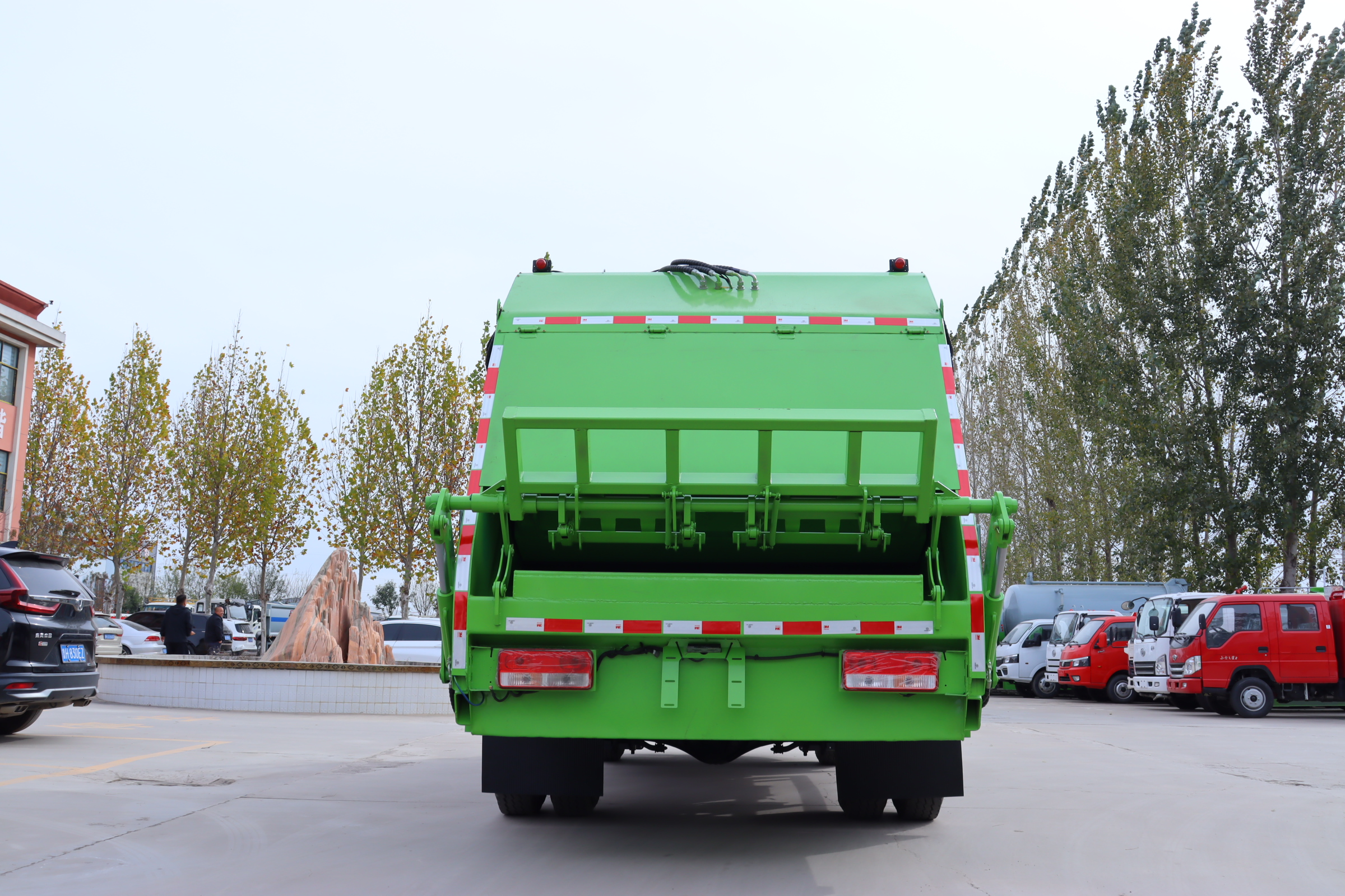 Factory-Direct Customizable XND Futian Garbage Compactor Truck Diesel Engine Euro 3 Emission Barrelized Domestic Waste