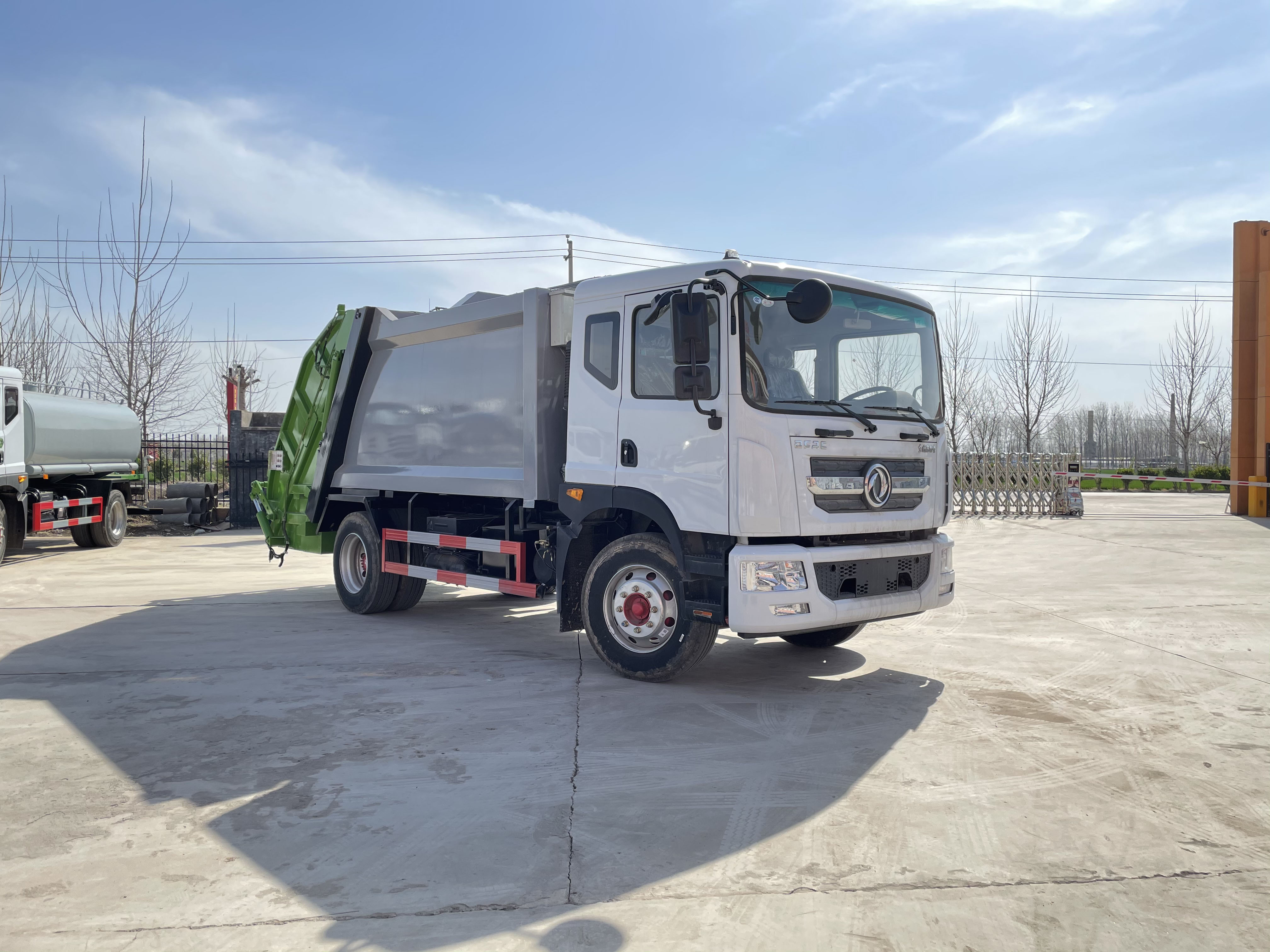New Manual 10 Cubic Compression Type 4x2 Diesel Compactor Rear Loader Garbage Truck Dongfeng Chassis Euro 5 Emission