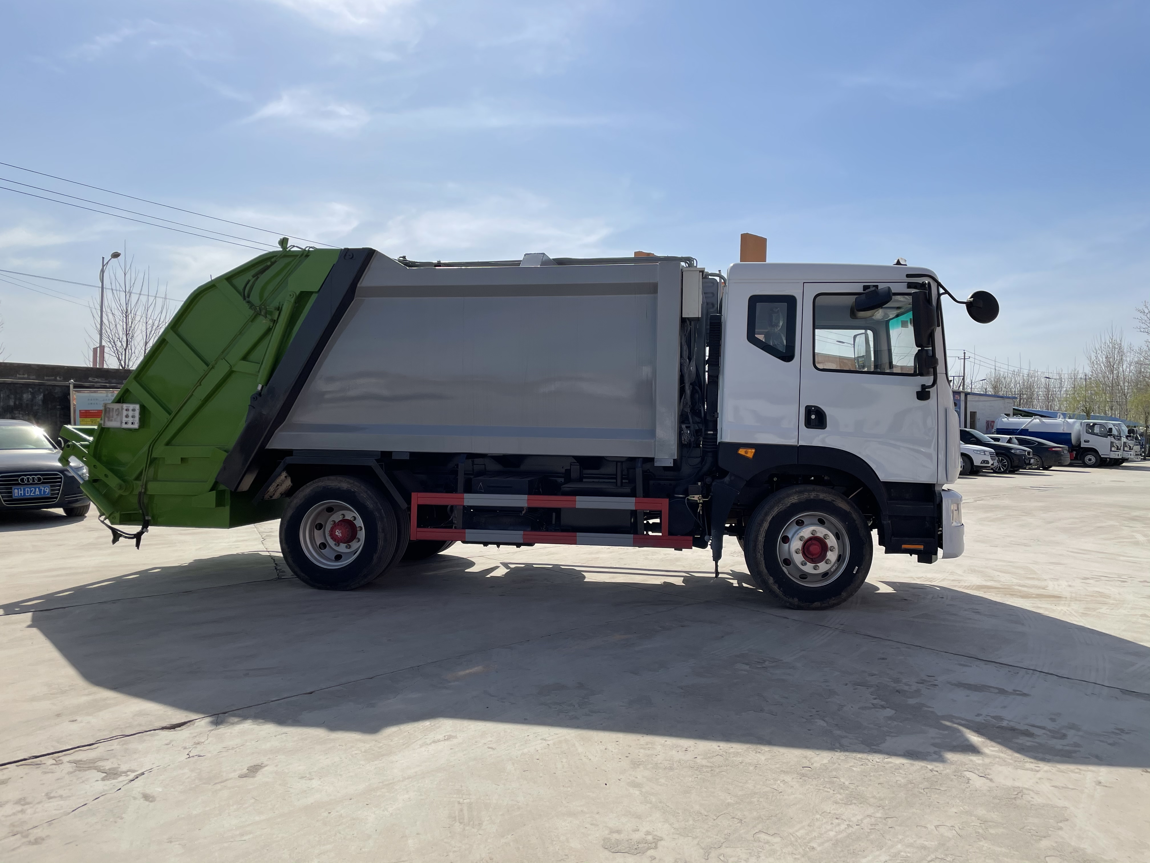 New Manual 10 Cubic Compression Type 4x2 Diesel Compactor Rear Loader Garbage Truck Dongfeng Chassis Euro 5 Emission