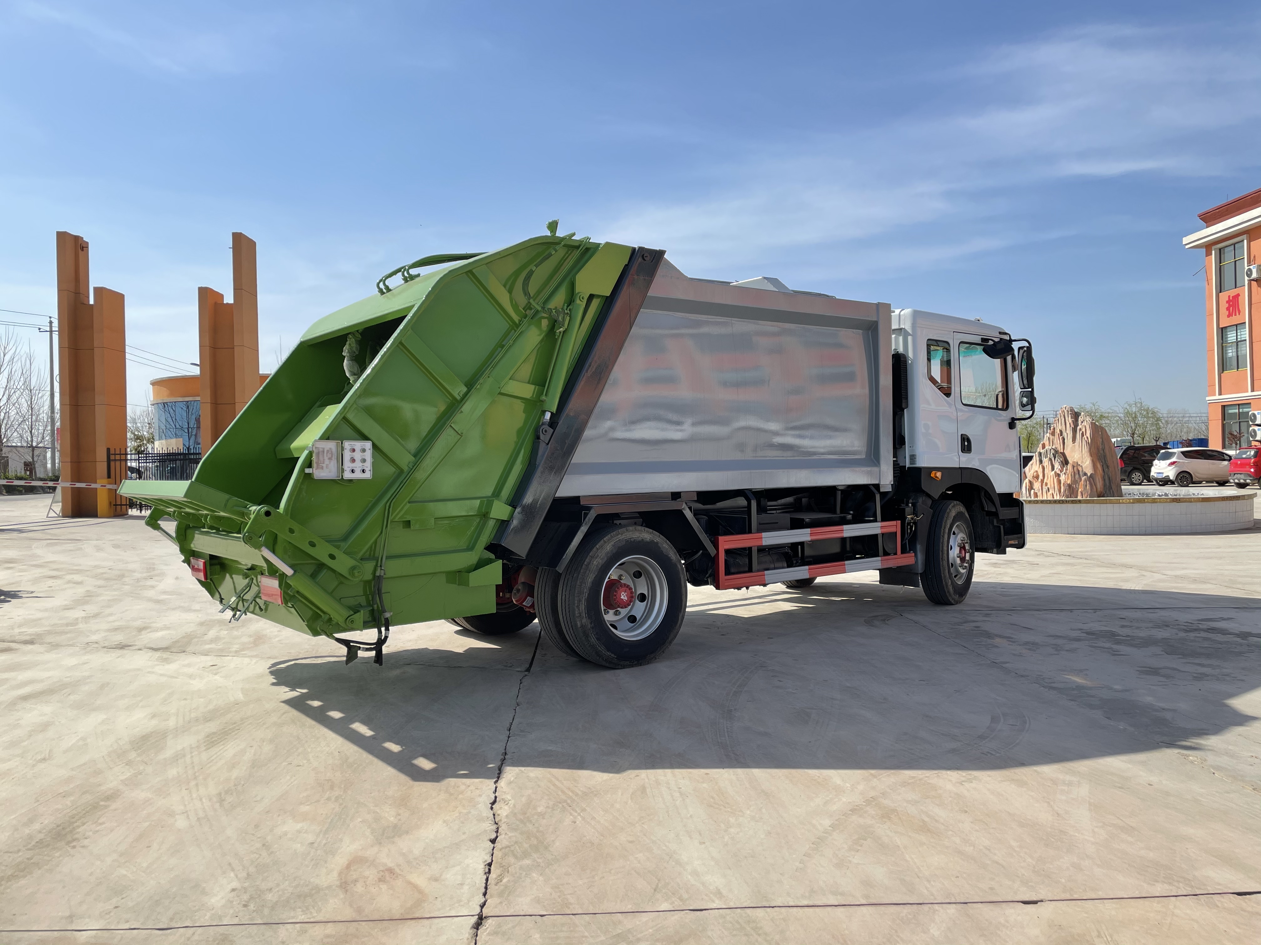 New Manual 10 Cubic Compression Type 4x2 Diesel Compactor Rear Loader Garbage Truck Dongfeng Chassis Euro 5 Emission