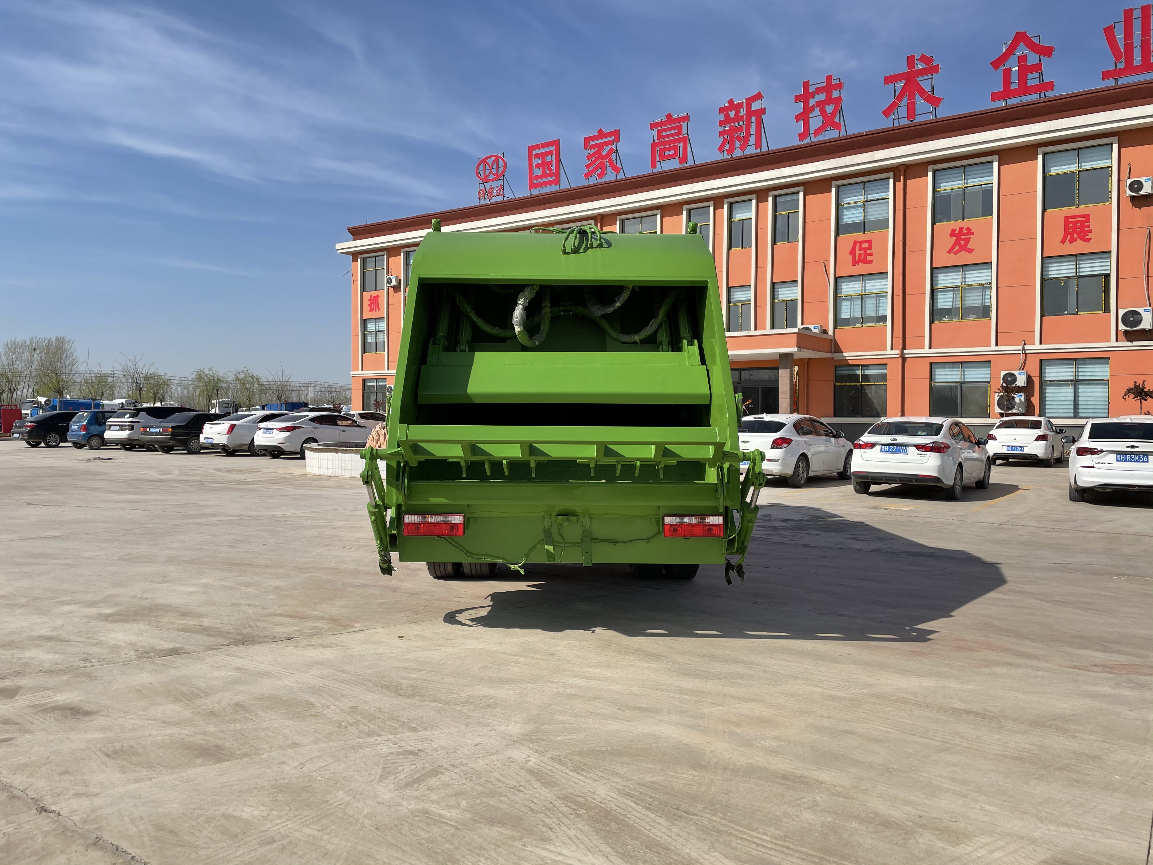 New Manual 10 Cubic Compression Type 4x2 Diesel Compactor Rear Loader Garbage Truck Dongfeng Chassis Euro 5 Emission