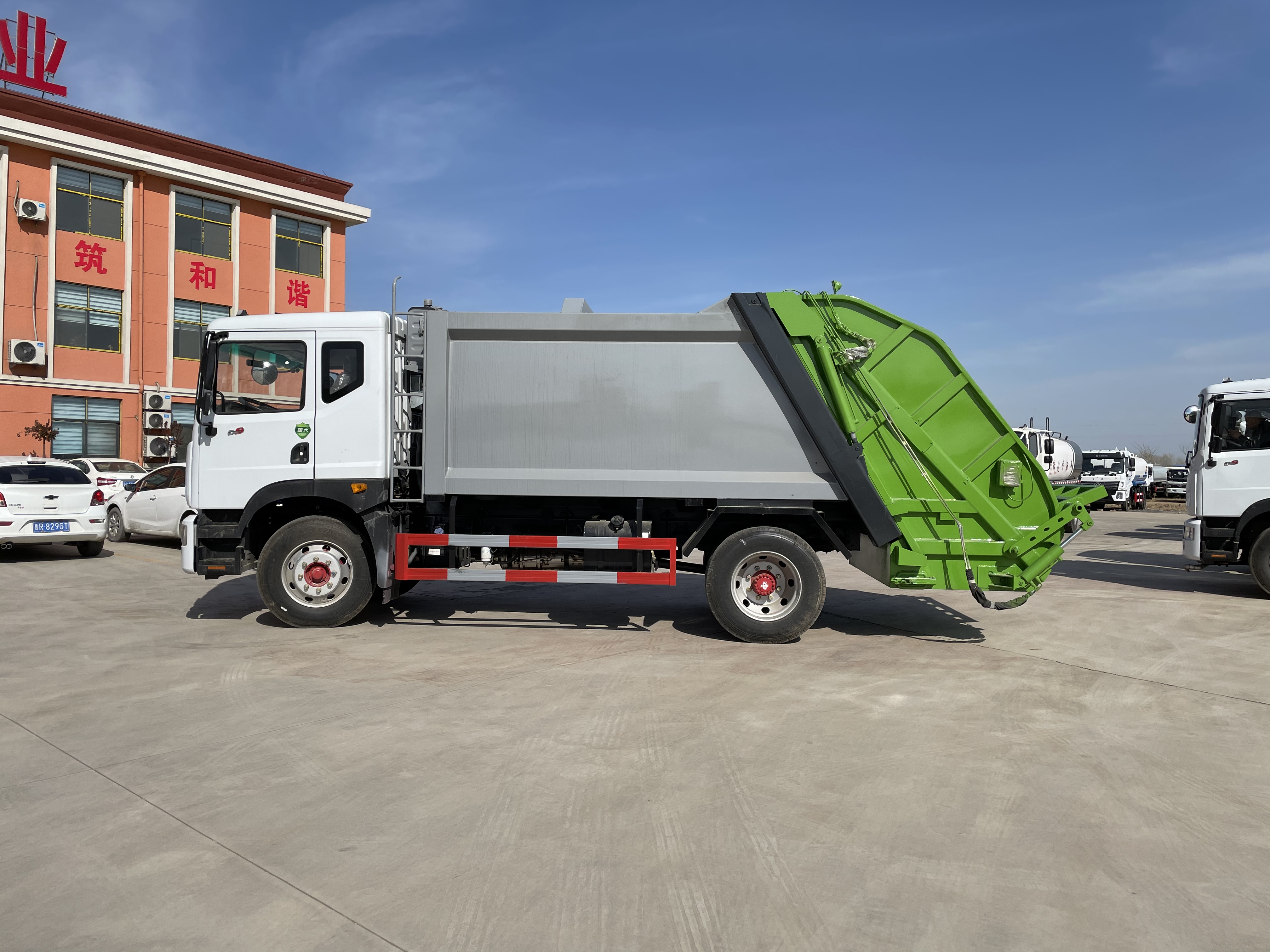 New Manual 10 Cubic Compression Type 4x2 Diesel Compactor Rear Loader Garbage Truck Dongfeng Chassis Euro 5 Emission