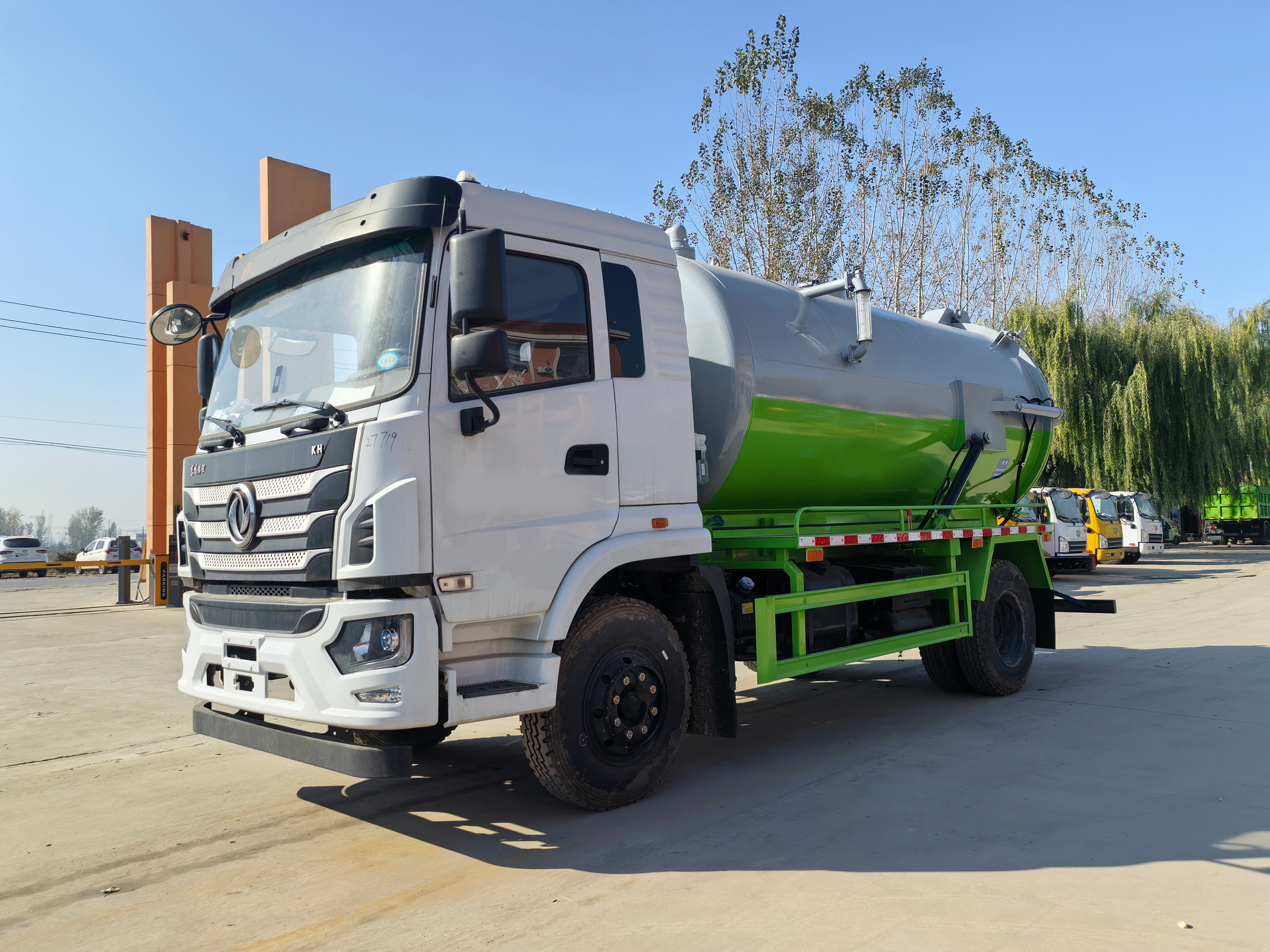 Factory Direct Customizable Dongfeng Manual Diesel Vacuum Sewer Suction Truck Large-Scale Municipal High-Pressure Cleaning