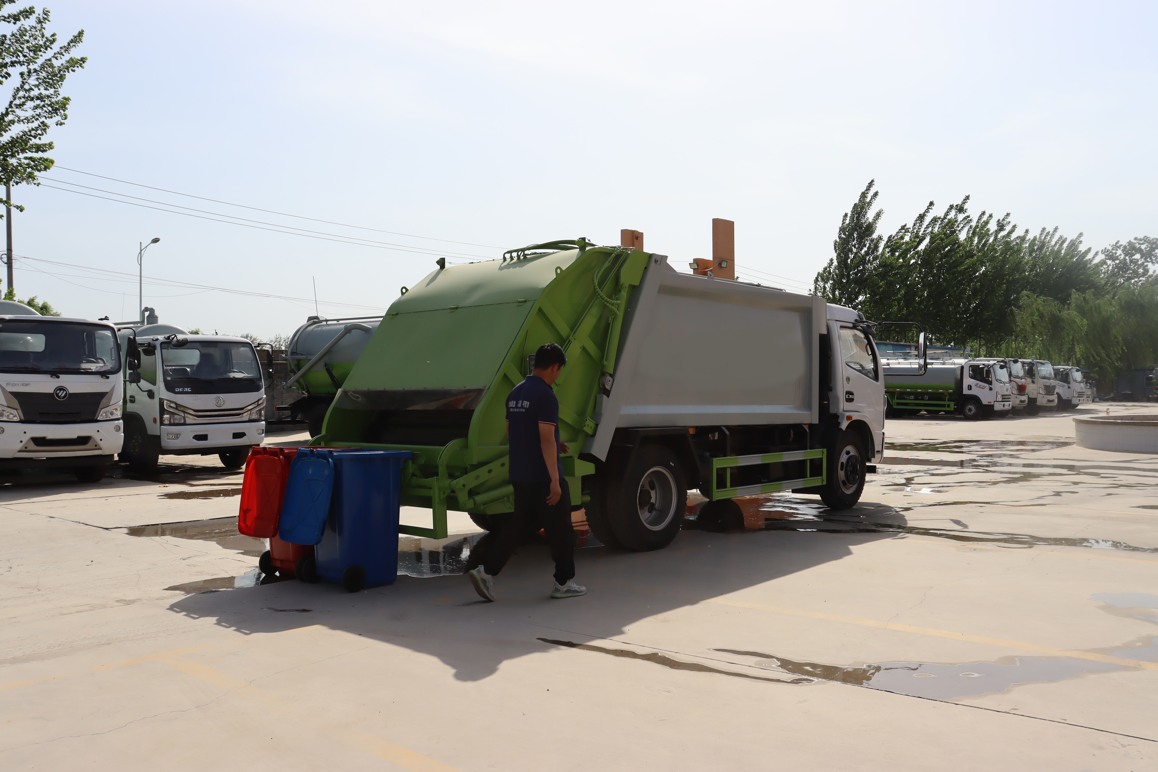 Factory-Direct Customizable Diesel Manual 4x2 Engine EURO 5 Garbage Compactor Truck Barrelized Domestic Waste Collection