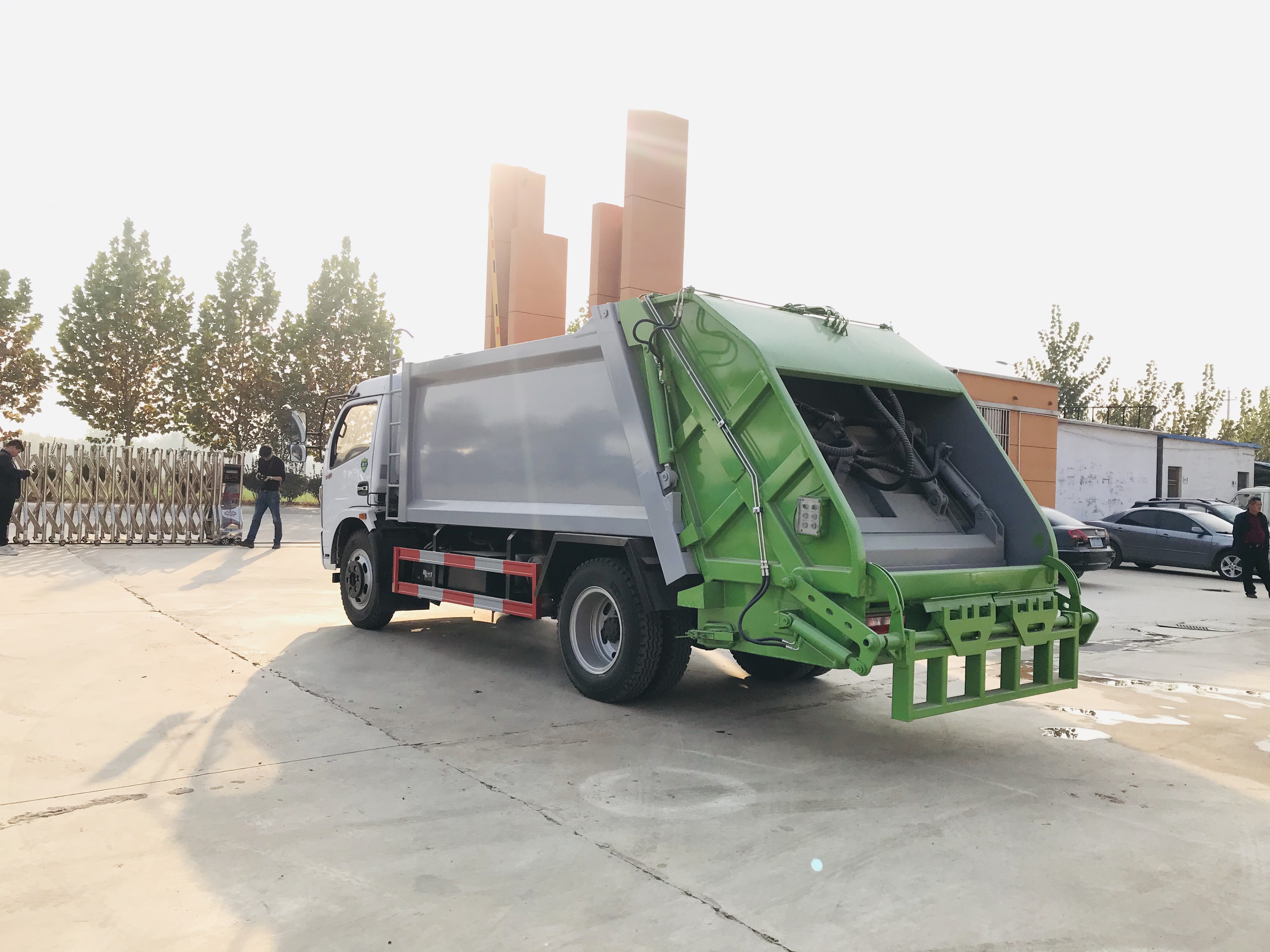 Factory-Direct Customizable Diesel Manual 4x2 Engine EURO 5 Garbage Compactor Truck Barrelized Domestic Waste Collection