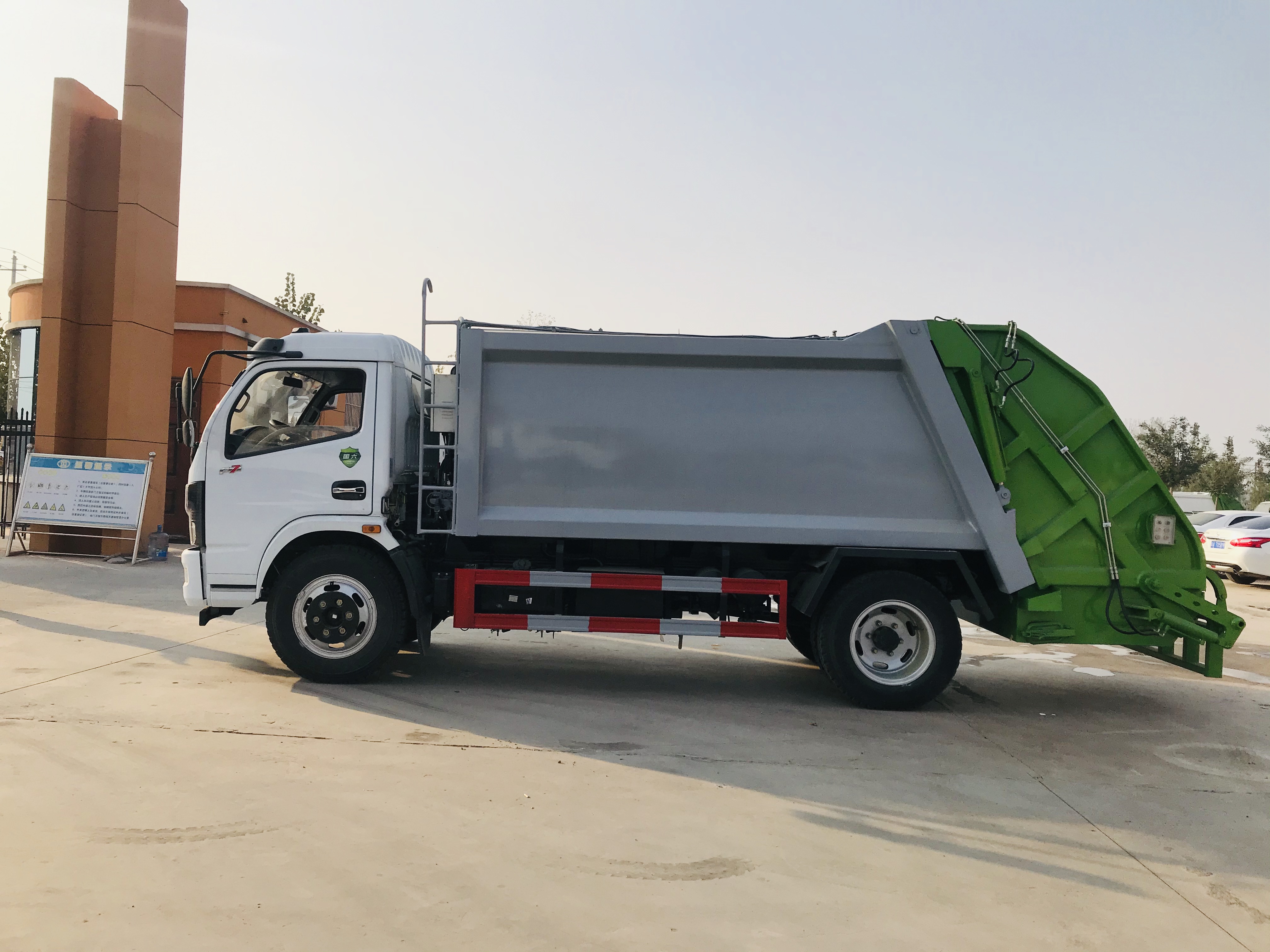 Factory-Direct Customizable Diesel Manual 4x2 Engine EURO 5 Garbage Compactor Truck Barrelized Domestic Waste Collection