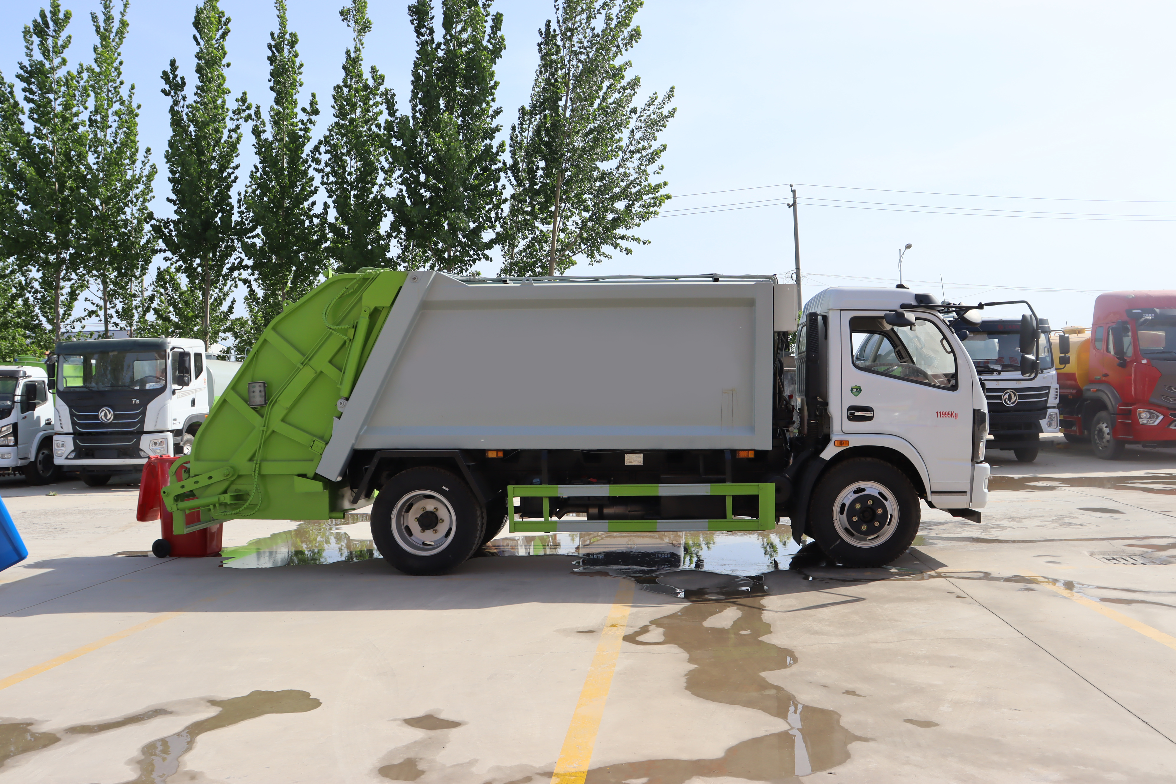 Factory-Direct Customizable Diesel Manual 4x2 Engine EURO 5 Garbage Compactor Truck Barrelized Domestic Waste Collection