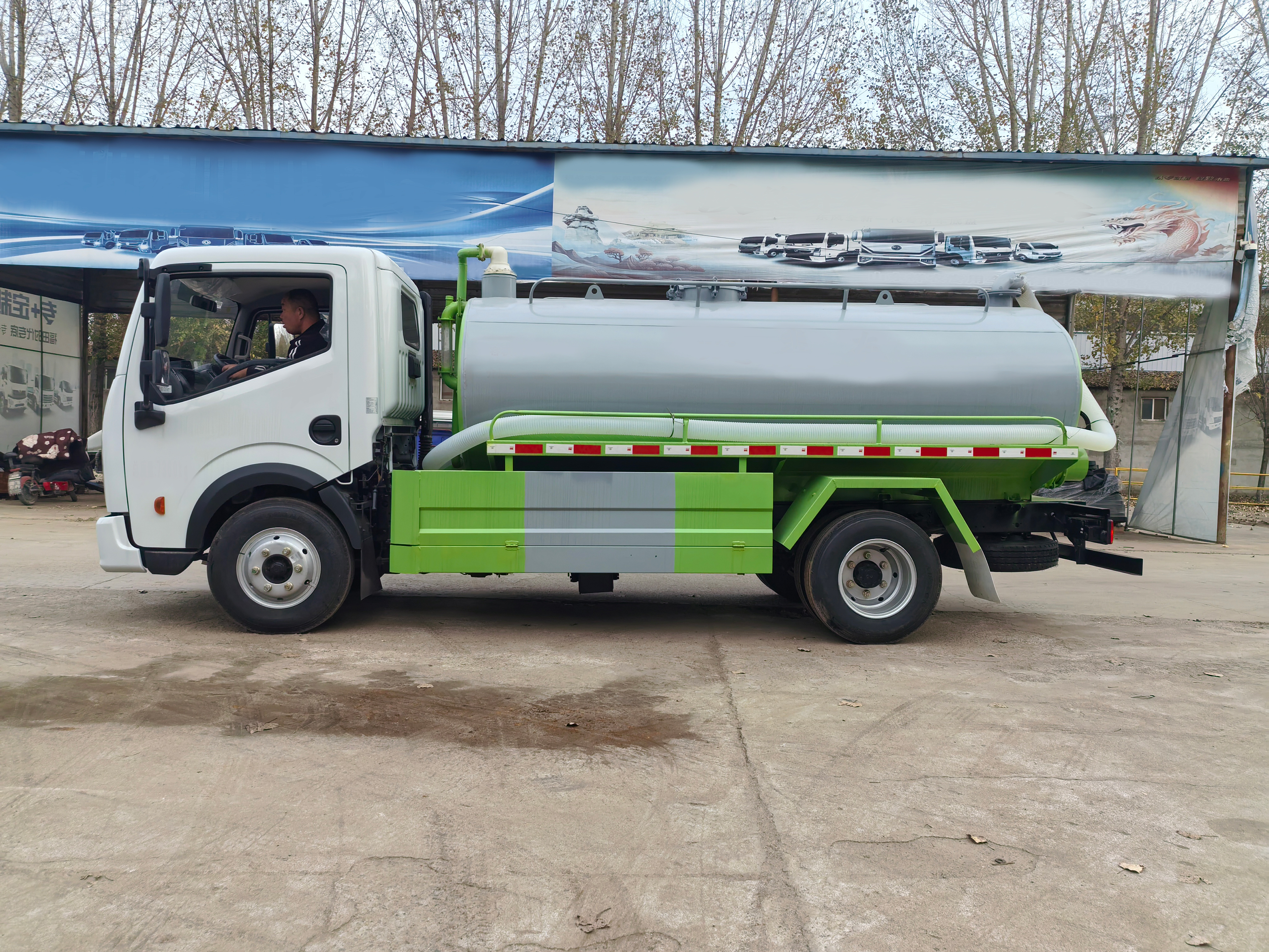 Factory Direct Customizable Dongfeng 5m Manual Diesel Fecal Suction Truck for Sewage and Waste Transport