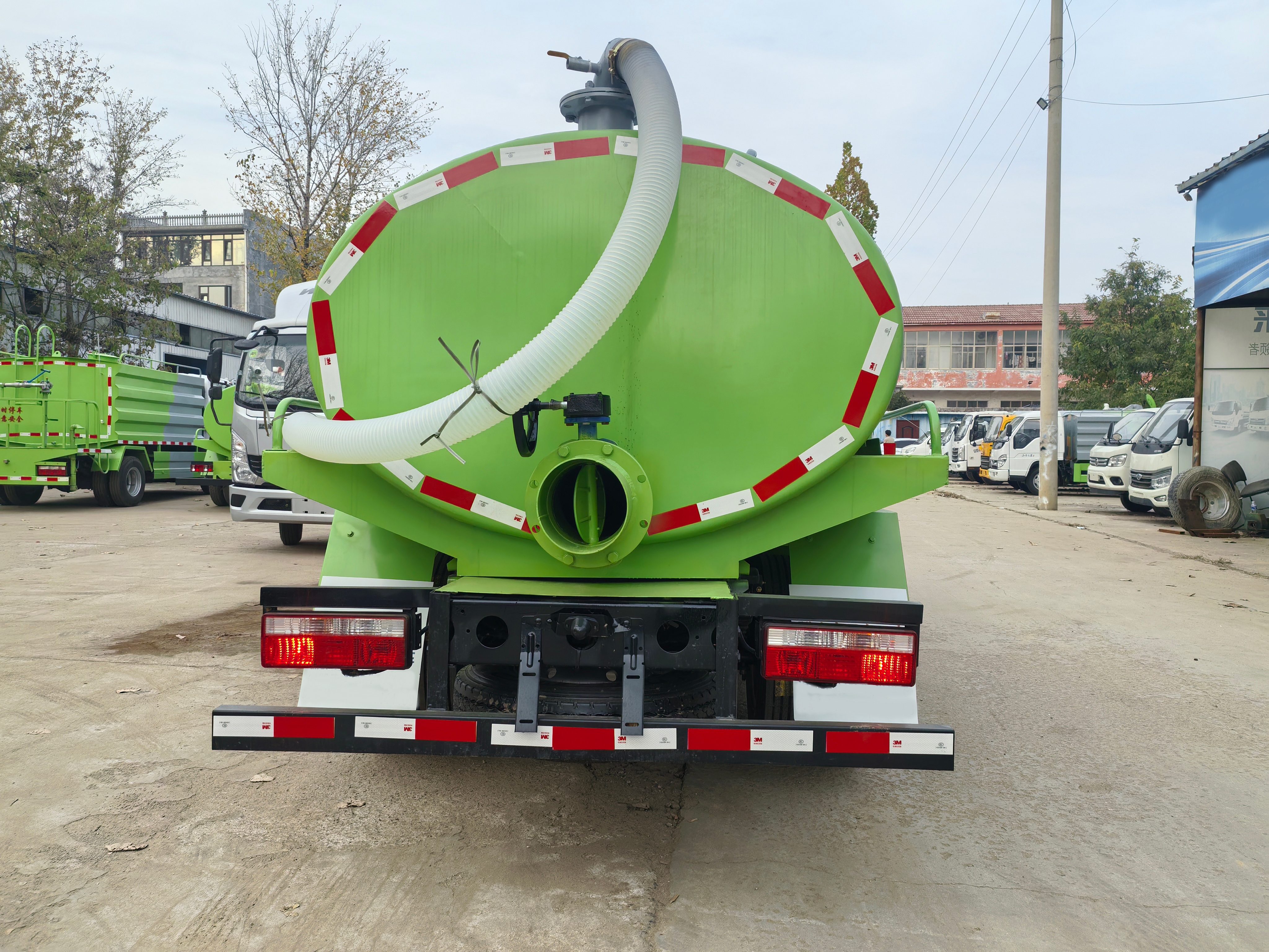 Factory Direct Customizable Dongfeng 5m Manual Diesel Fecal Suction Truck for Sewage and Waste Transport