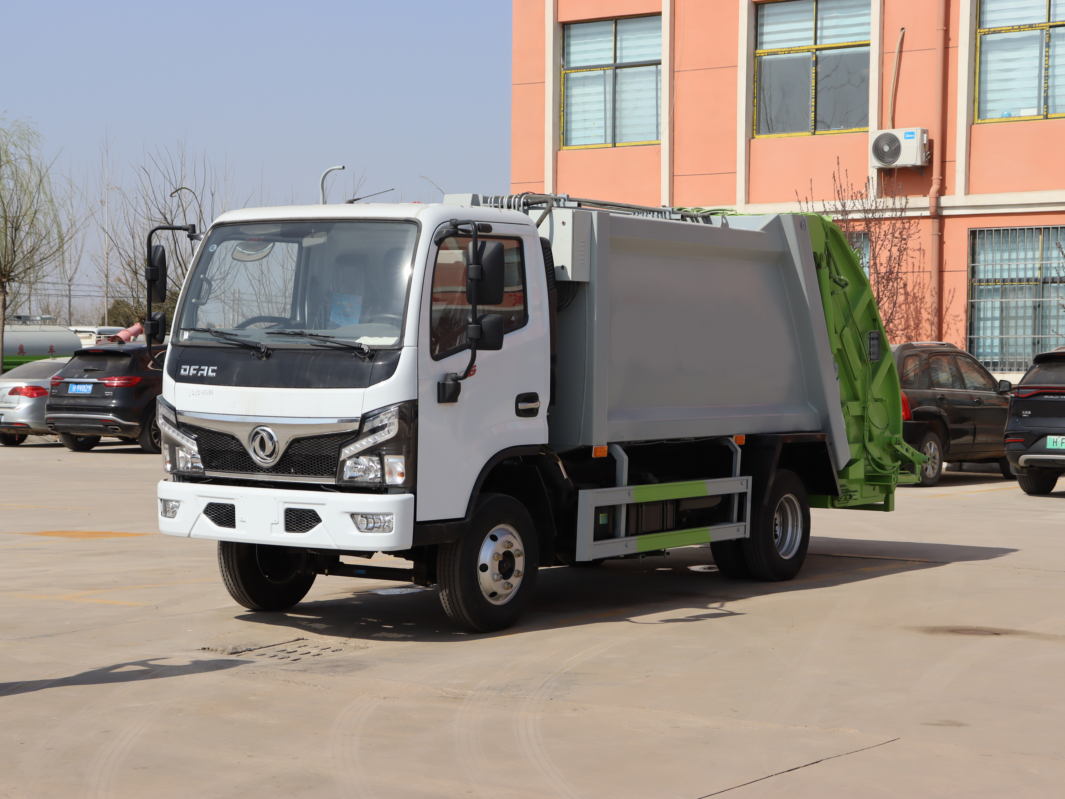 5 Cubic Compression Type 4x2 Diesel Manual Transmission Compactor Garbage Collection Truck Dongfeng Chassis Euro 5 Emission