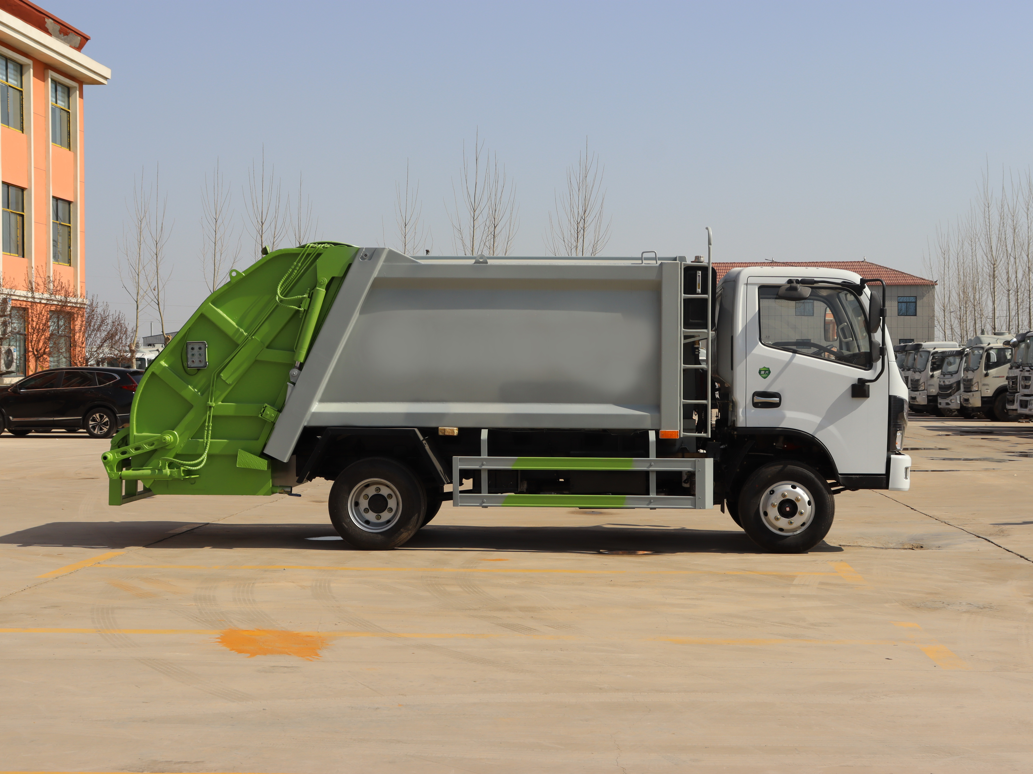 5 Cubic Compression Type 4x2 Diesel Manual Transmission Compactor Garbage Collection Truck Dongfeng Chassis Euro 5 Emission
