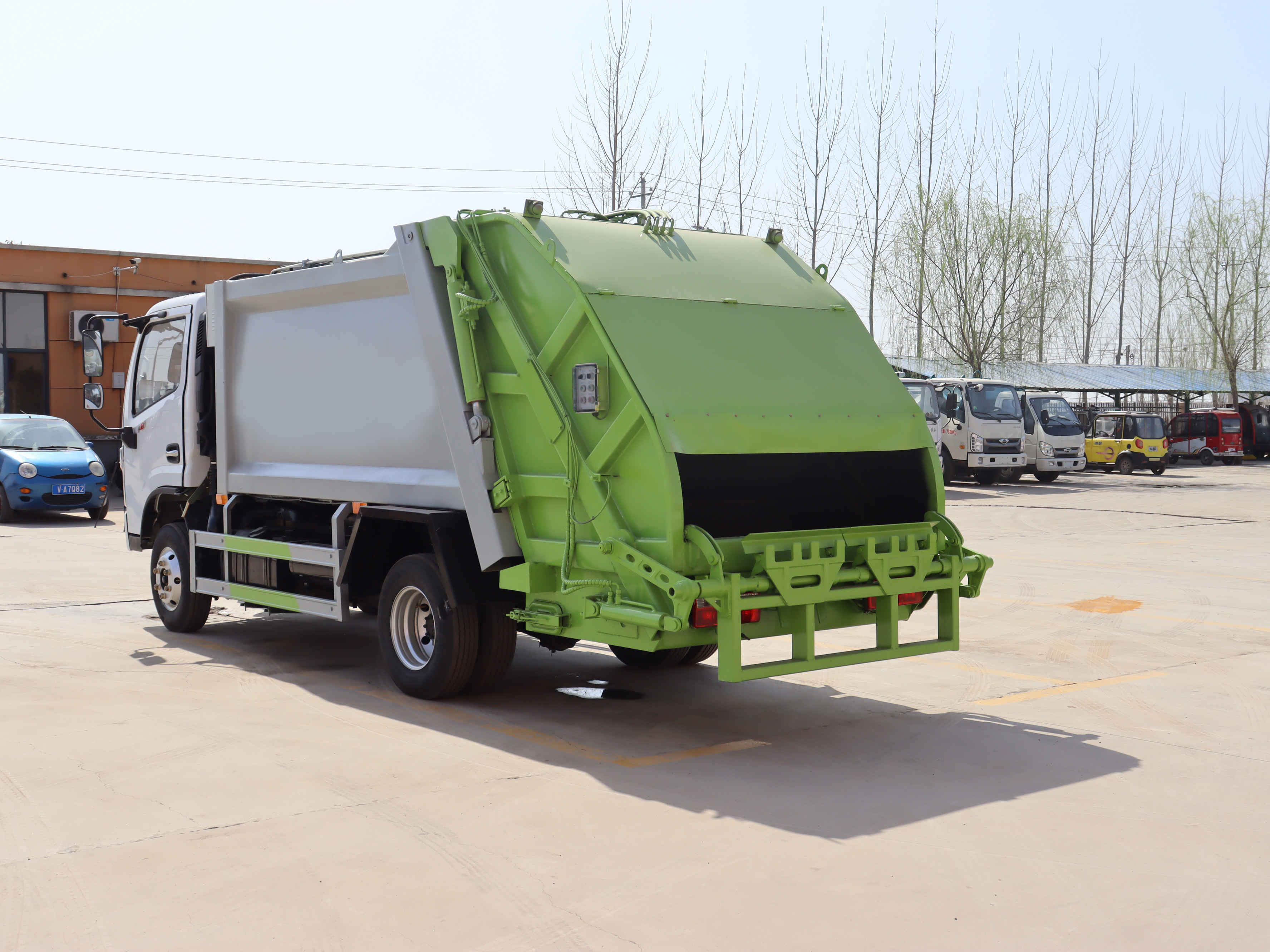 5 Cubic Compression Type 4x2 Diesel Manual Transmission Compactor Garbage Collection Truck Dongfeng Chassis Euro 5 Emission