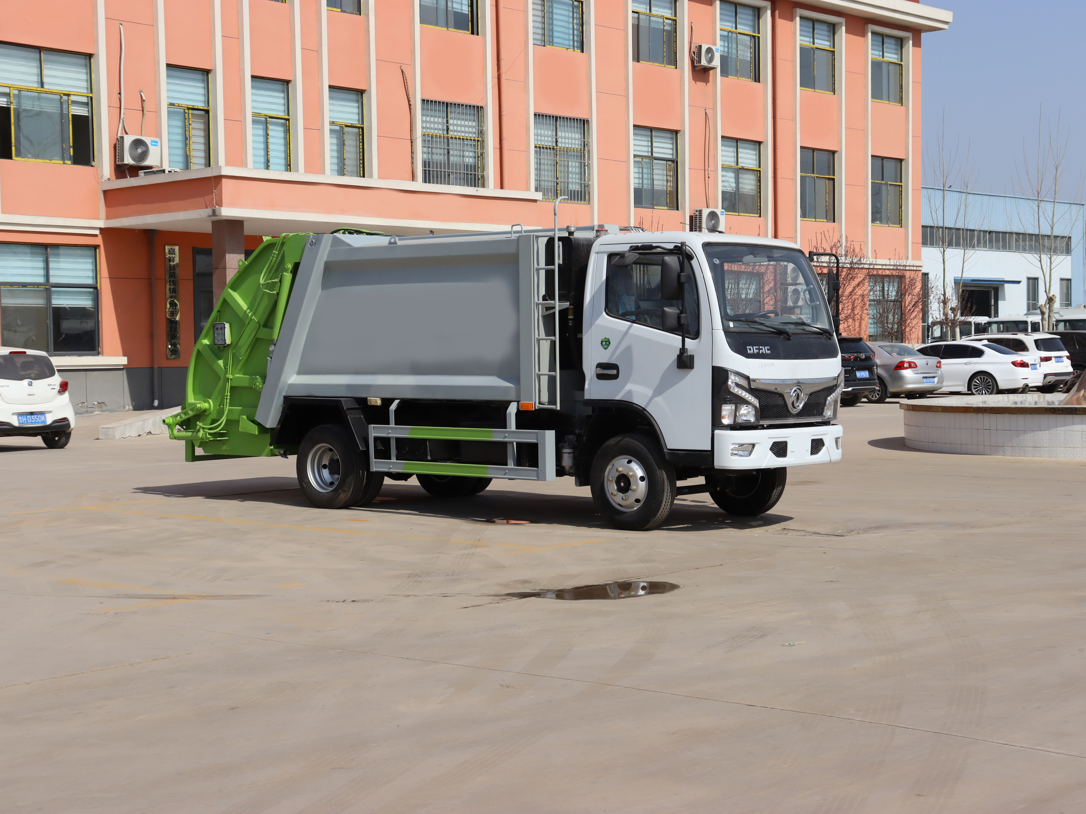 5 Cubic Compression Type 4x2 Diesel Manual Transmission Compactor Garbage Collection Truck Dongfeng Chassis Euro 5 Emission