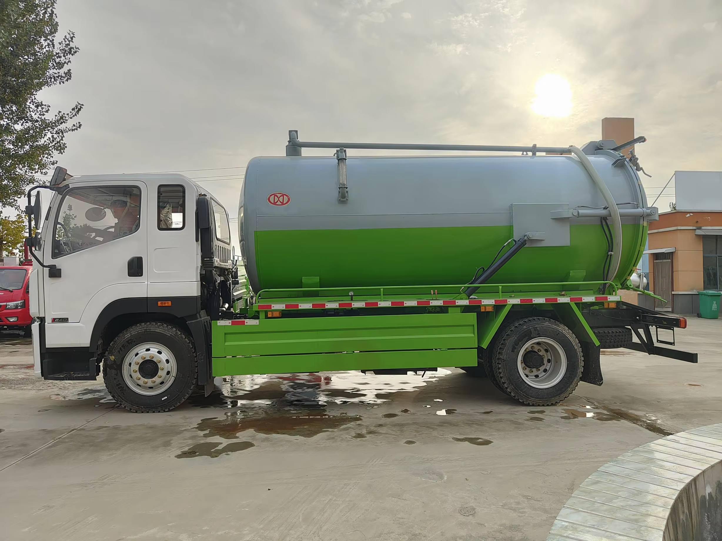 Factory Direct Customizable FAW  Manual Diesel Vacuum Sewer Suction Truck Large-Scale Municipal High-Pressure Cleaning