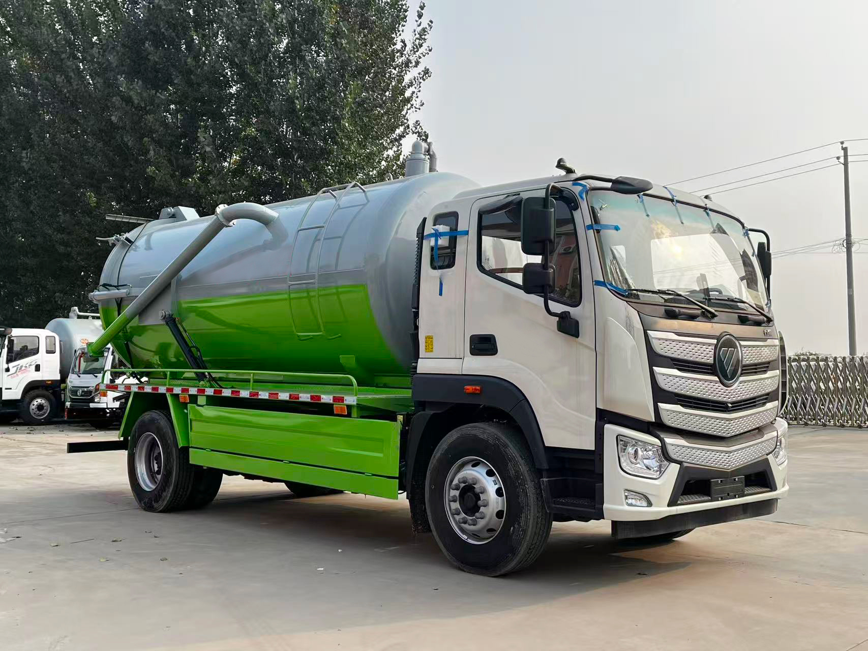 Factory Direct Customizable Auman 13m³  Manual Diesel Vacuum Sewer Suction Truck with Liftable tank and Openable Rear Lid