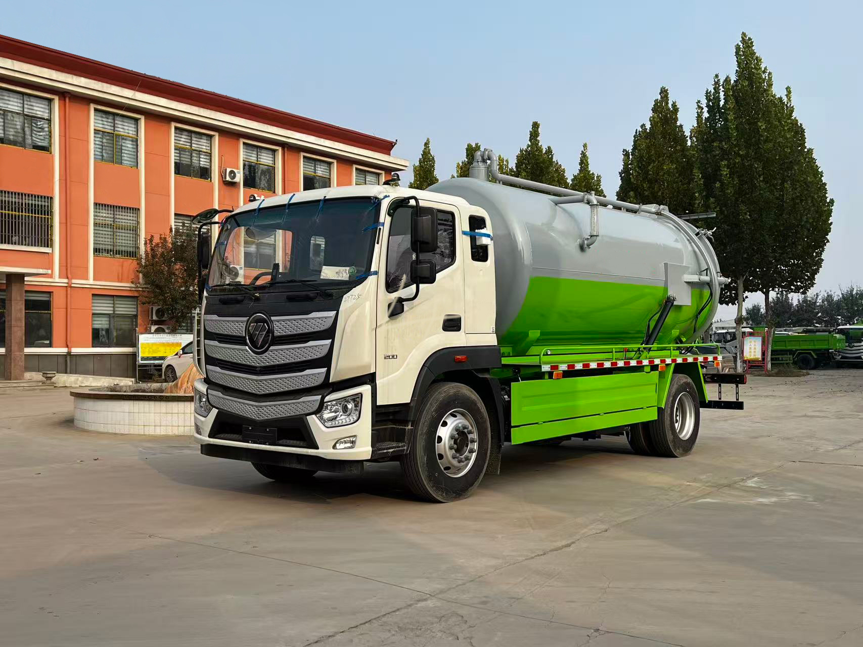 Factory Direct Customizable Auman 13m³  Manual Diesel Vacuum Sewer Suction Truck with Liftable tank and Openable Rear Lid