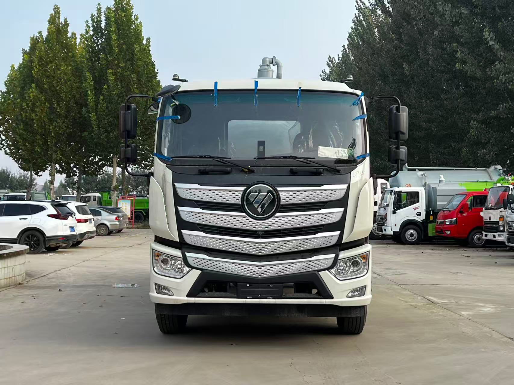 Factory Direct Customizable Auman 13m³  Manual Diesel Vacuum Sewer Suction Truck with Liftable tank and Openable Rear Lid