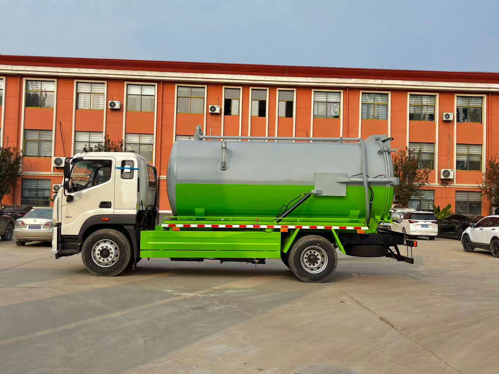 Factory Direct Customizable Auman 13m³  Manual Diesel Vacuum Sewer Suction Truck with Liftable tank and Openable Rear Lid