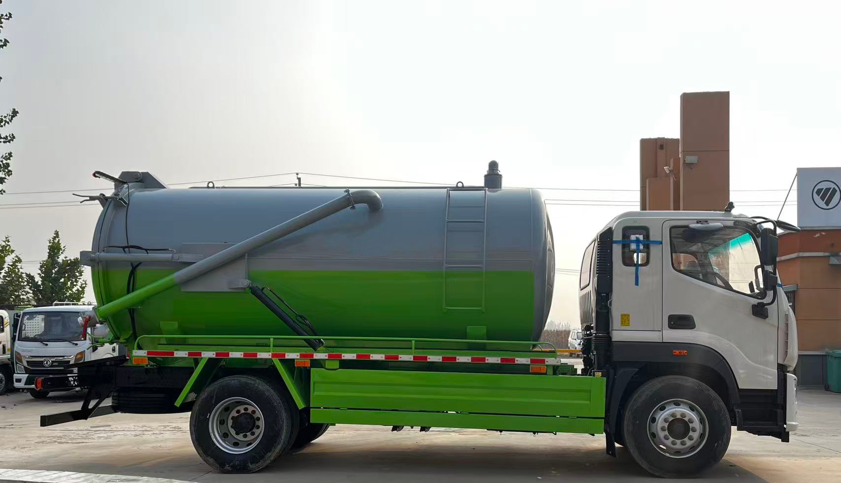 Factory Direct Customizable Auman 13m³  Manual Diesel Vacuum Sewer Suction Truck with Liftable tank and Openable Rear Lid