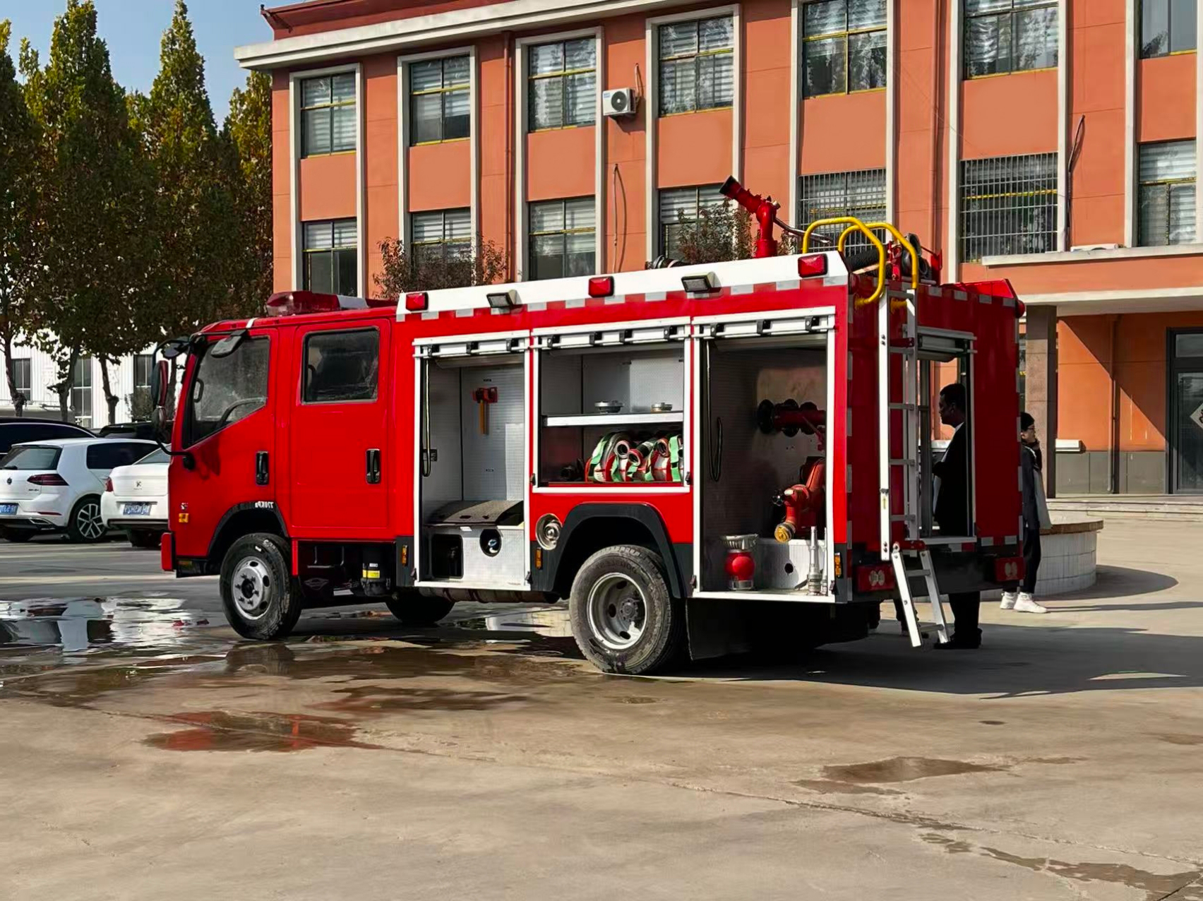 Foton H2 Fire Sprinkler Tanker Pumper Truck-New 4x2 Diesel-3001-5000L Tank Capacity-Versatile Street Rescue Vehicle